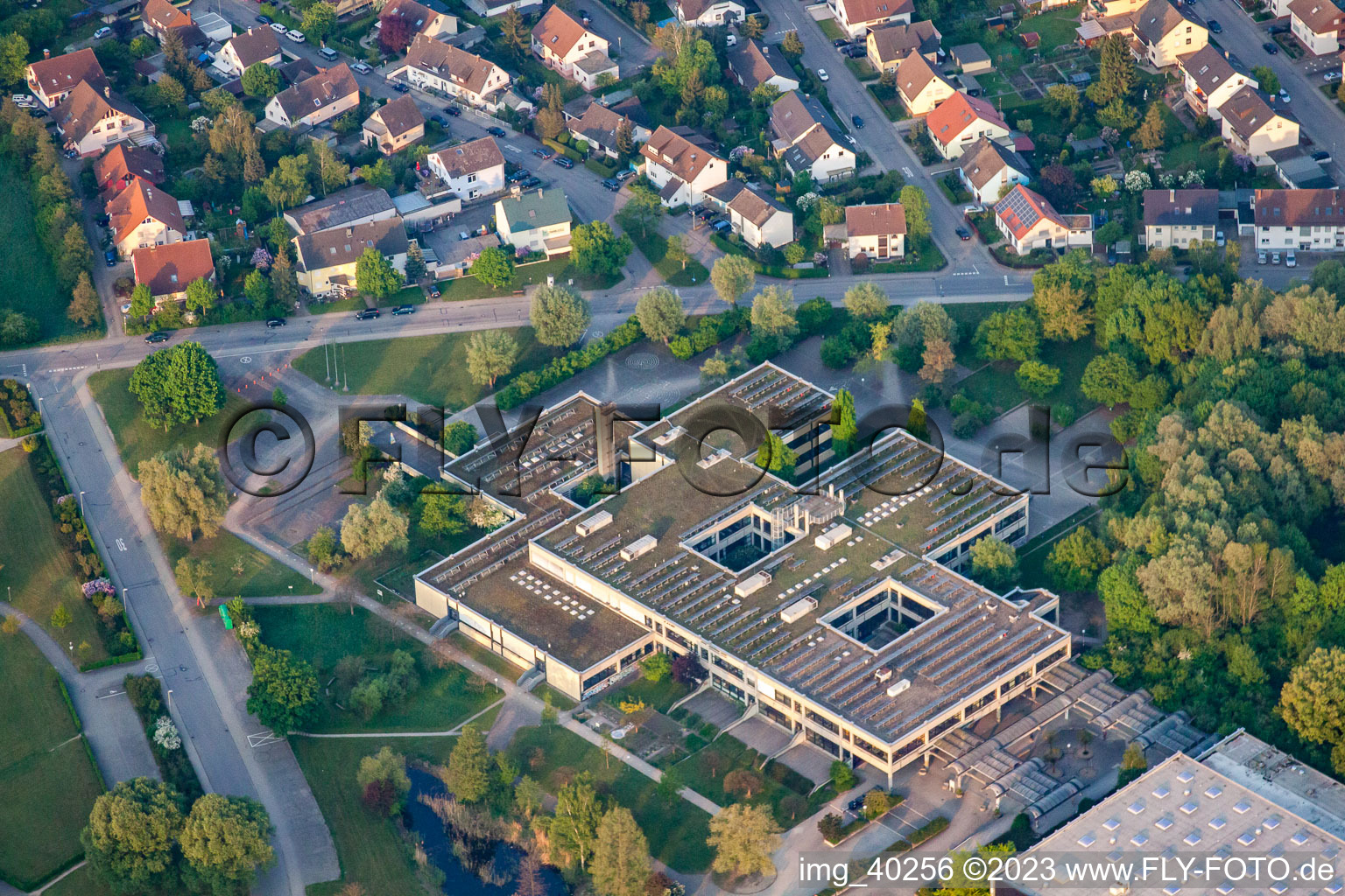 Vue aérienne de École secondaire Rheinstetten à le quartier Mörsch in Rheinstetten dans le département Bade-Wurtemberg, Allemagne