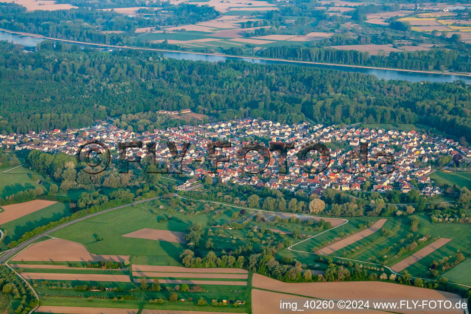 Vue oblique de De l'est à le quartier Neuburgweier in Rheinstetten dans le département Bade-Wurtemberg, Allemagne