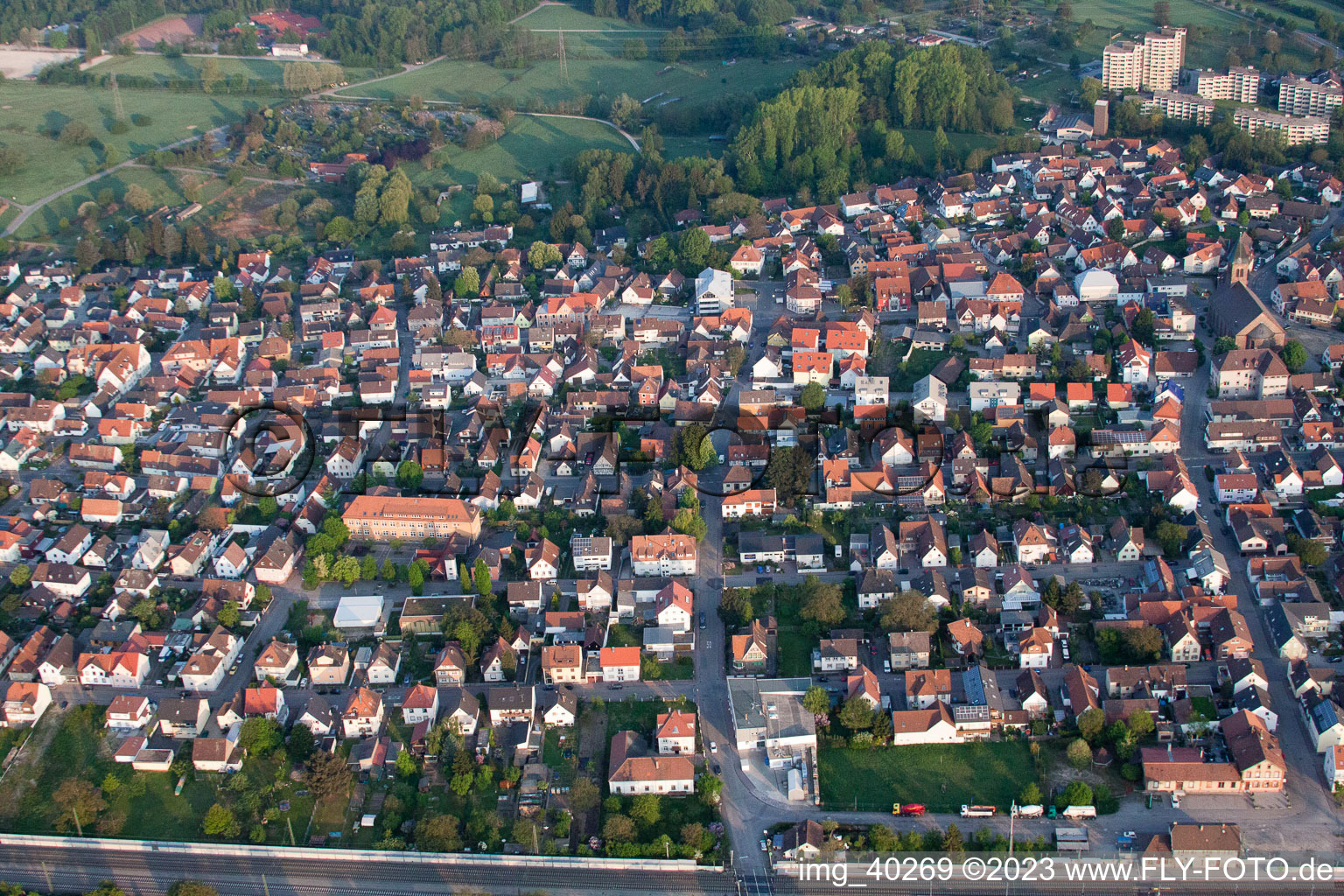 Vue aérienne de Si. Bahnhofstrasse depuis l'est à Durmersheim dans le département Bade-Wurtemberg, Allemagne
