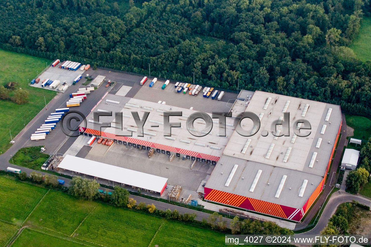 Photographie aérienne de Quincaillerie du siège social de Hornbach dans la zone industrielle de Bornheim à Bornheim à le quartier Dreihof in Essingen dans le département Rhénanie-Palatinat, Allemagne