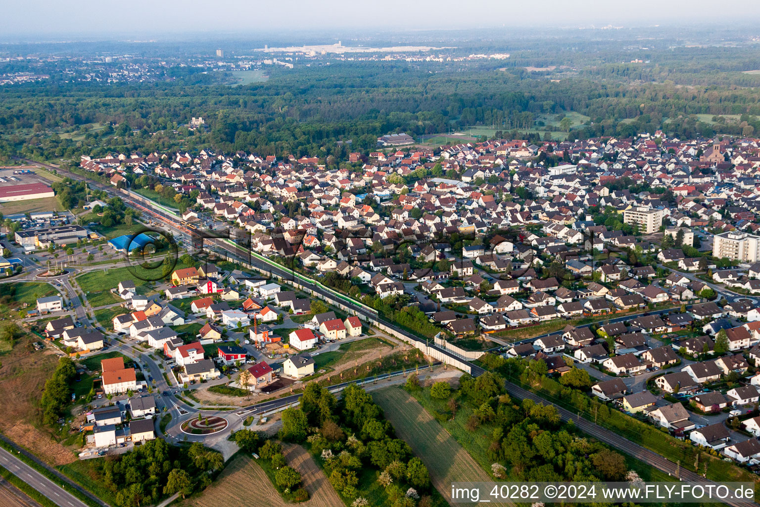 Vue oblique de Vue des rues et des maisons des quartiers résidentiels à Ötigheim dans le département Bade-Wurtemberg, Allemagne