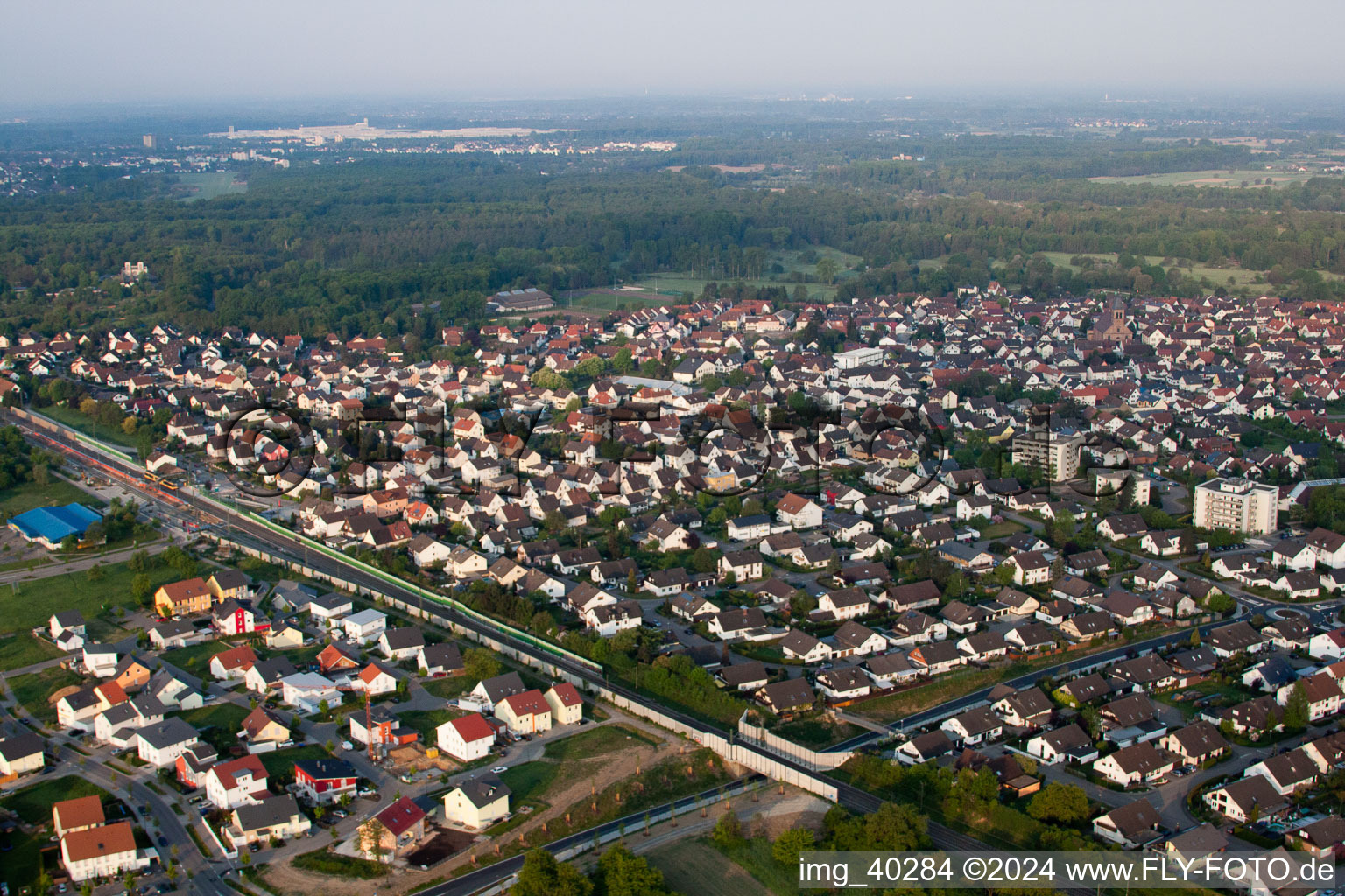 Ötigheim dans le département Bade-Wurtemberg, Allemagne du point de vue du drone