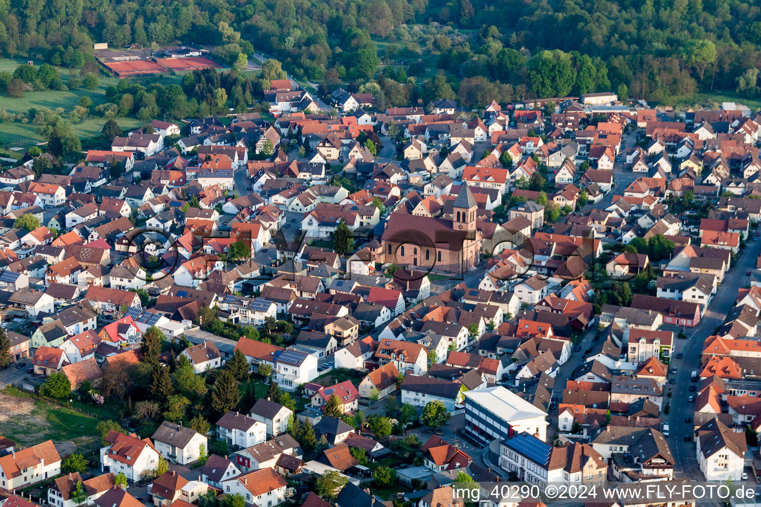 Vue aérienne de Bâtiment d'église à Ötigheim dans le département Bade-Wurtemberg, Allemagne