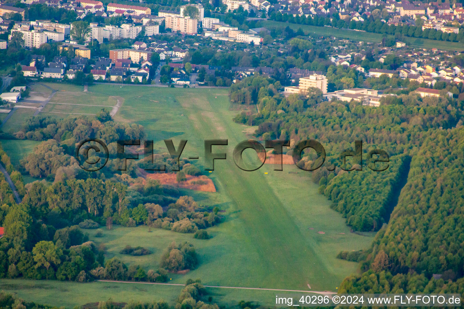 Vue aérienne de Aérodrome de planeurs du nord à Rastatt dans le département Bade-Wurtemberg, Allemagne