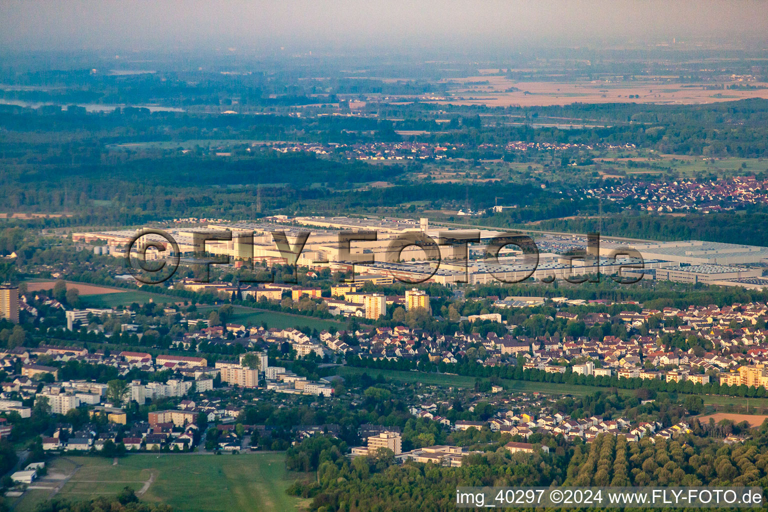 Vue aérienne de Daimler du nord-est à le quartier Rheinau in Rastatt dans le département Bade-Wurtemberg, Allemagne