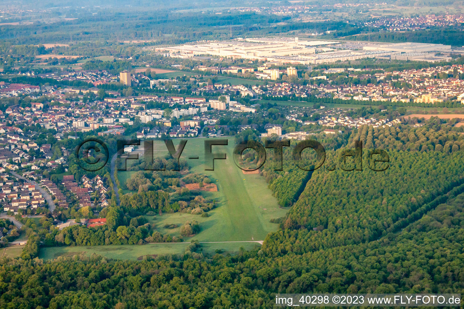 Vue aérienne de Aérodrome de planeurs du nord à Rastatt dans le département Bade-Wurtemberg, Allemagne