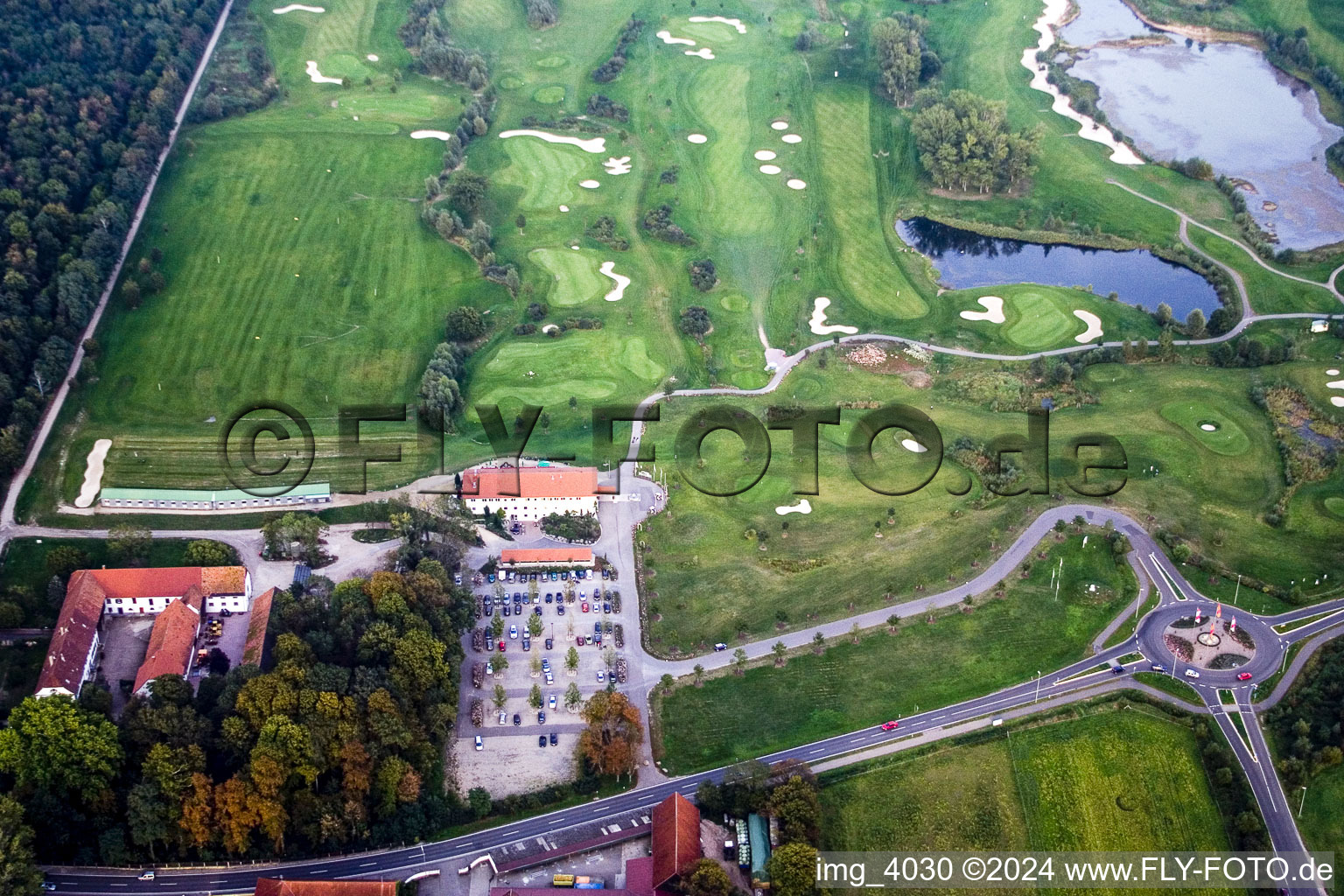 Vue oblique de Superficie du terrain de golf complexe de golf domaine de campagne Dreihof à le quartier Dreihof in Essingen dans le département Rhénanie-Palatinat, Allemagne