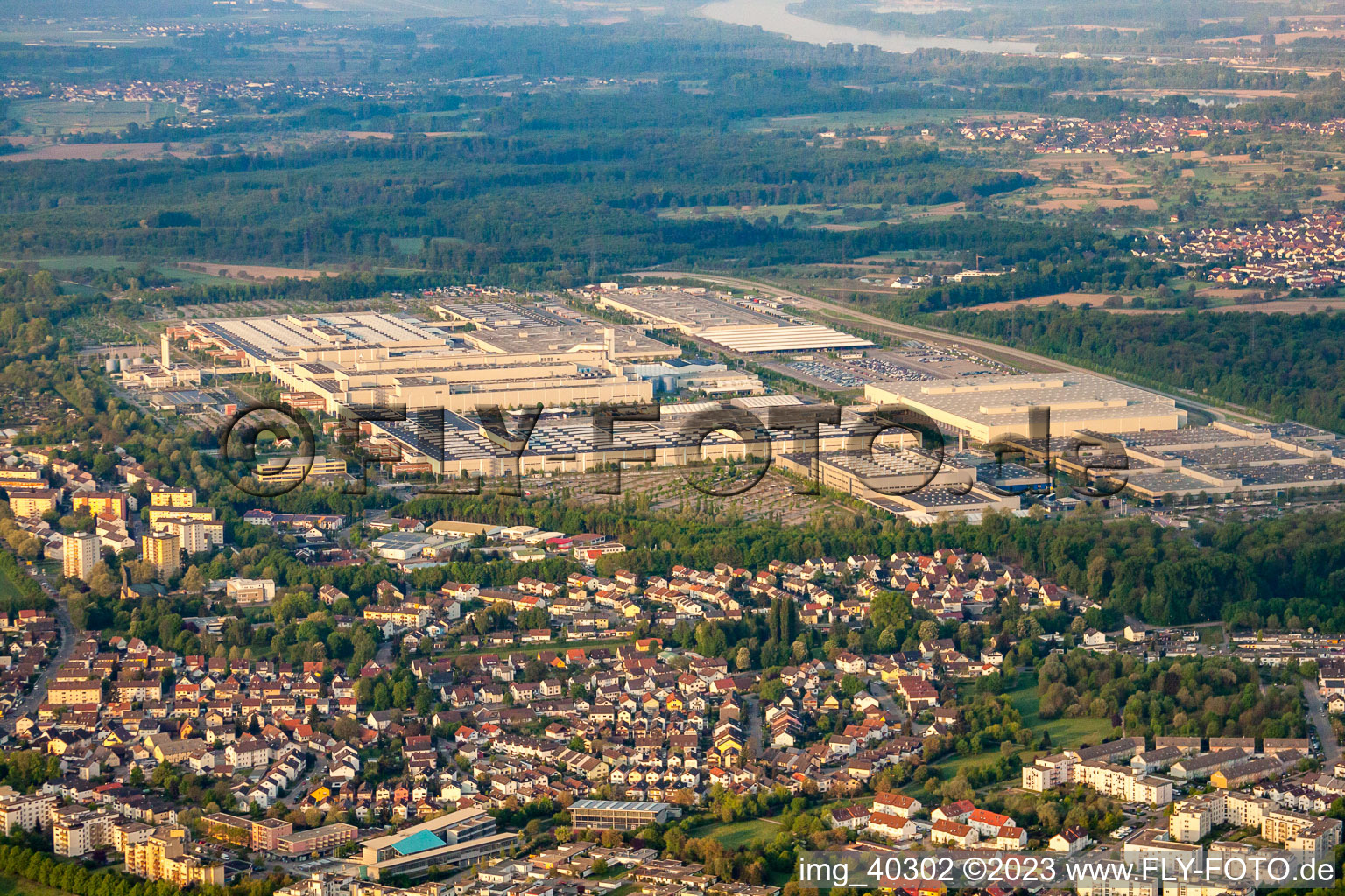 Vue aérienne de Daimler du nord à le quartier Rheinau in Rastatt dans le département Bade-Wurtemberg, Allemagne