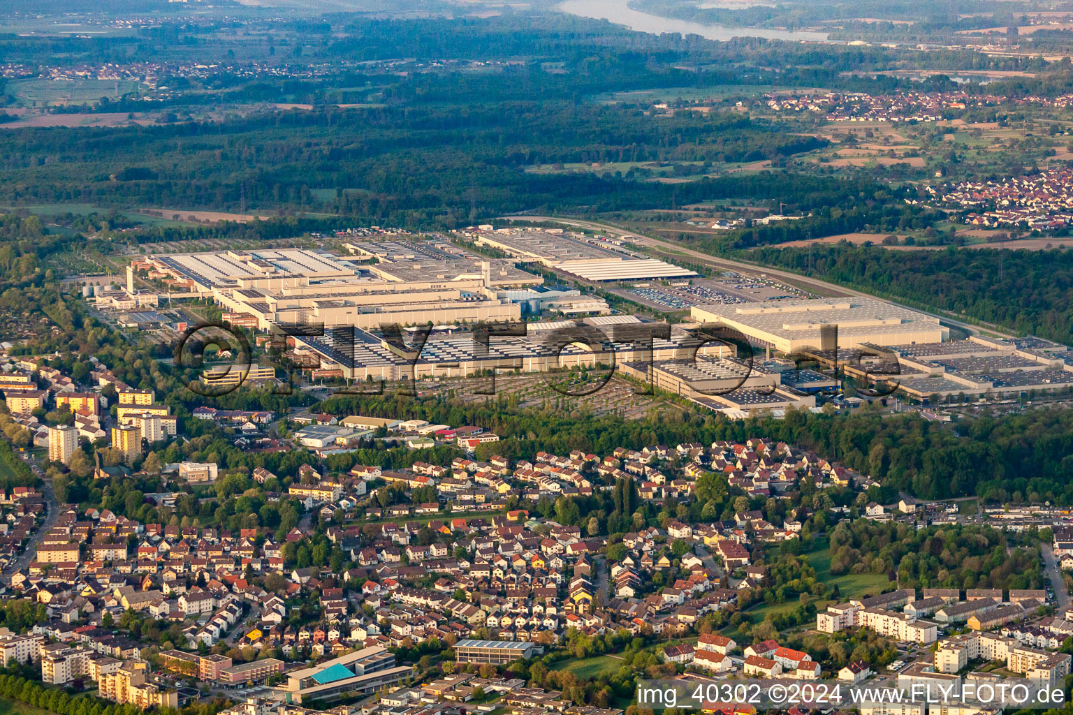 Vue aérienne de Daimler du nord à le quartier Rheinau in Rastatt dans le département Bade-Wurtemberg, Allemagne