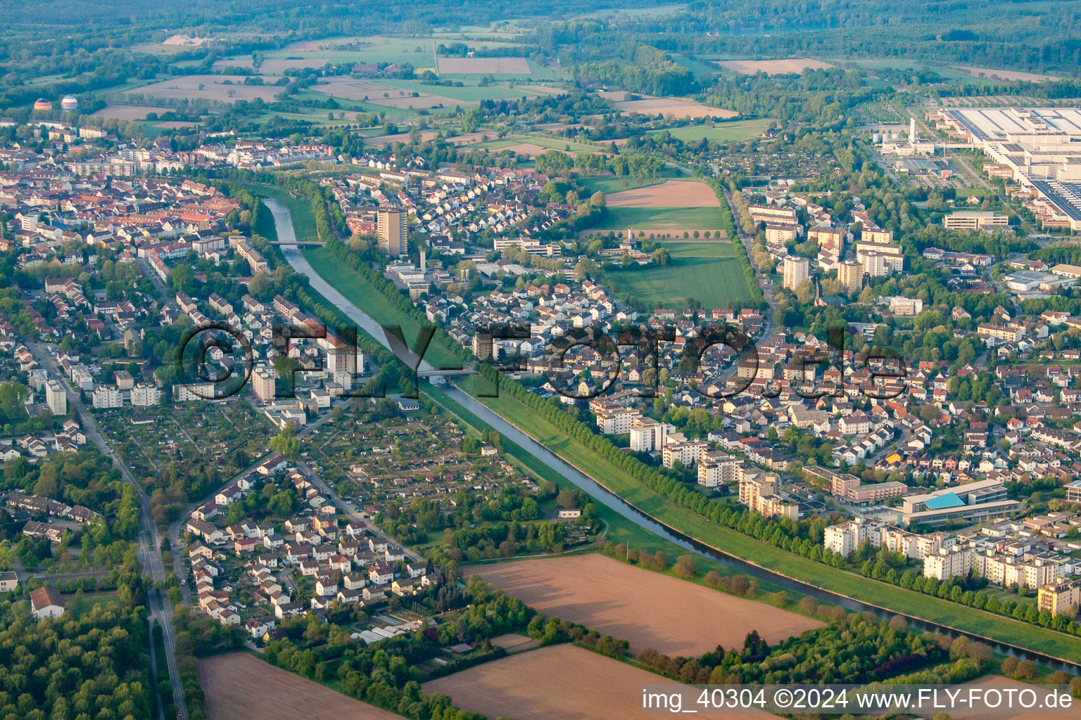 Vue aérienne de Bruferstrasse et Murg à le quartier Rheinau in Rastatt dans le département Bade-Wurtemberg, Allemagne