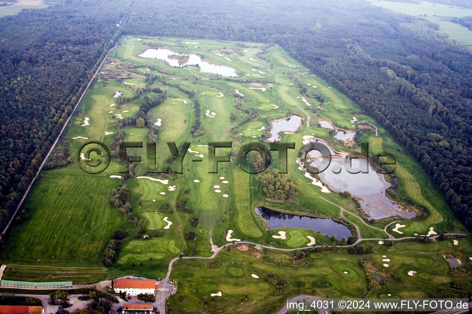 Superficie du terrain de golf complexe de golf domaine de campagne Dreihof à le quartier Dreihof in Essingen dans le département Rhénanie-Palatinat, Allemagne d'en haut