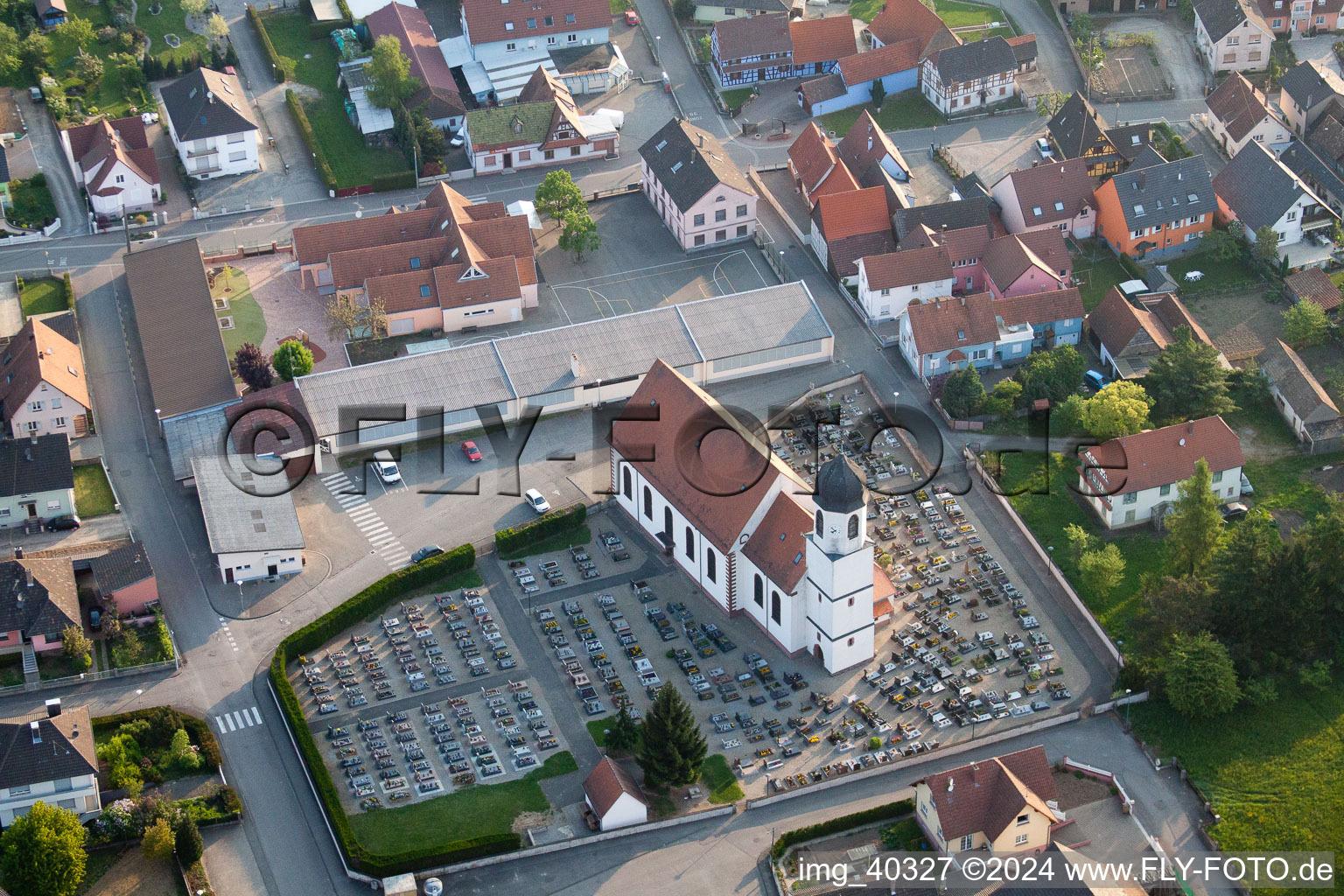 Vue aérienne de Église et cimetière à Mothern dans le département Bas Rhin, France