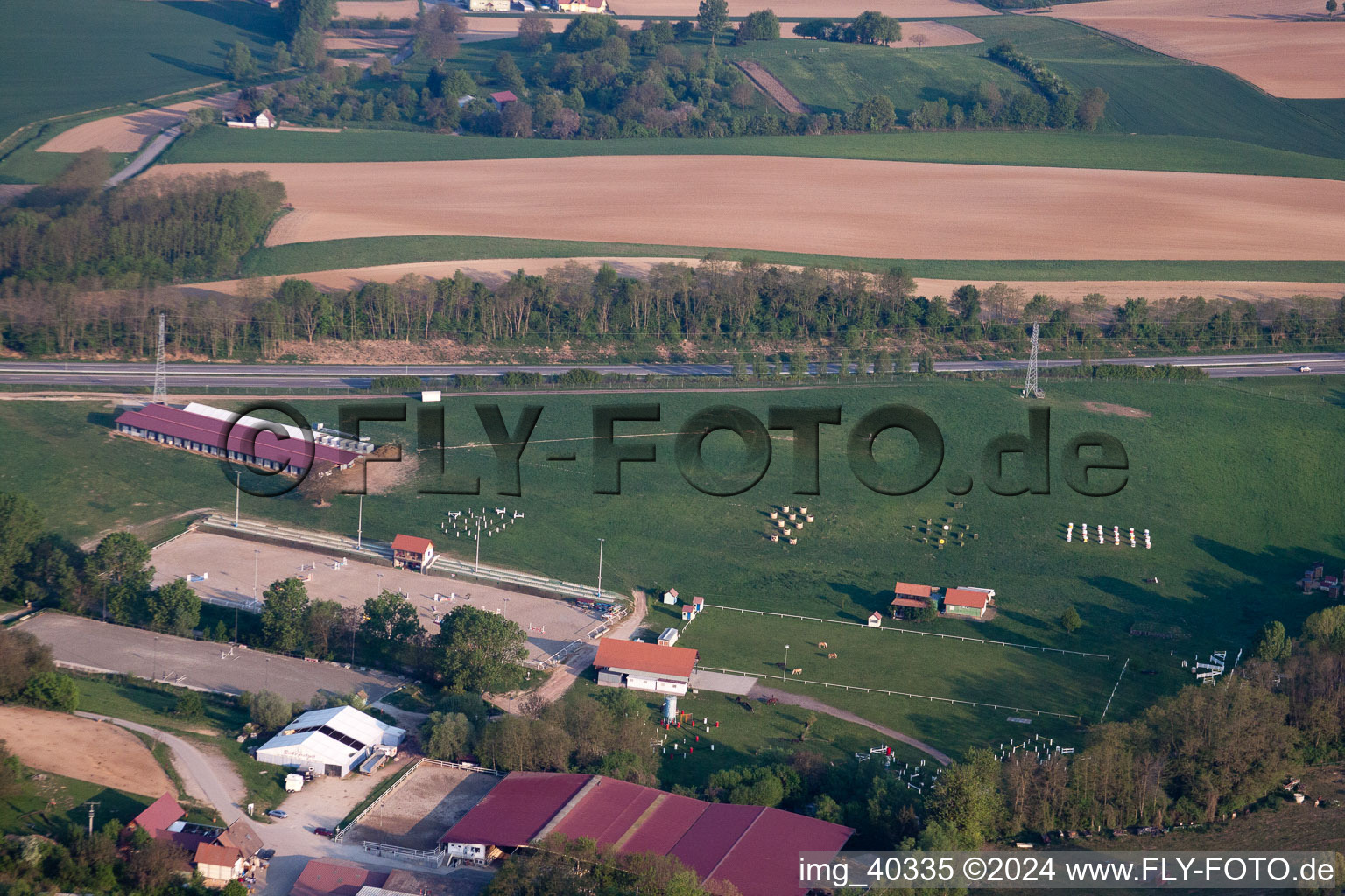 Vue aérienne de Haras à Neewiller-près-Lauterbourg dans le département Bas Rhin, France