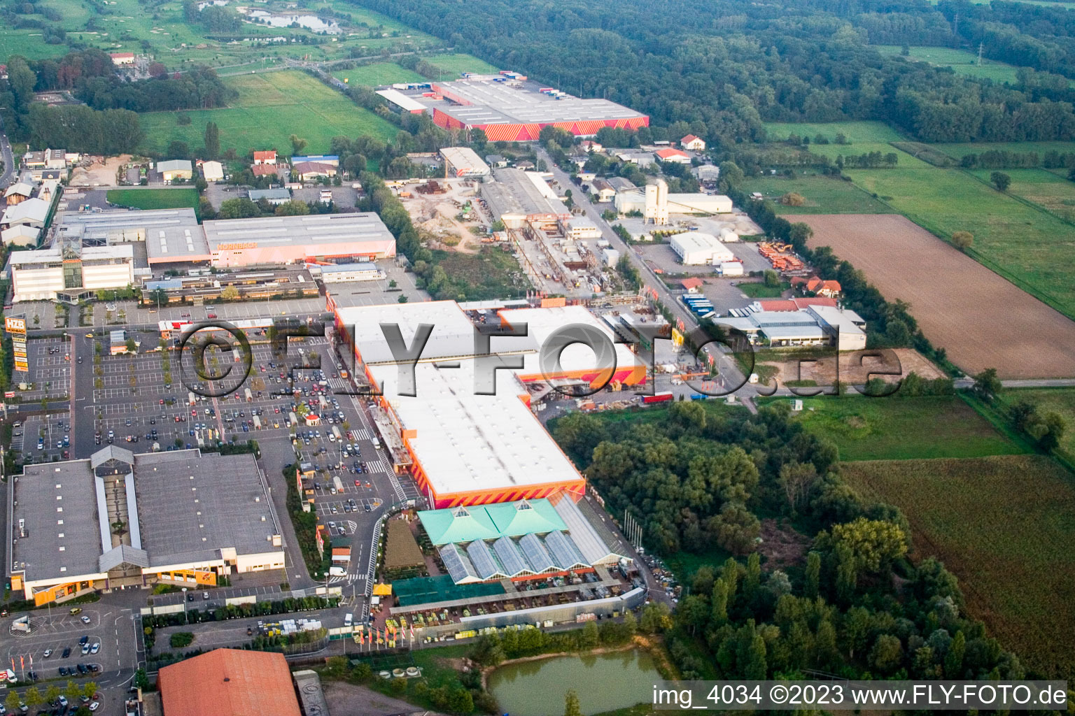 Vue aérienne de Zone industrielle (Hornbach) à Bornheim dans le département Rhénanie-Palatinat, Allemagne