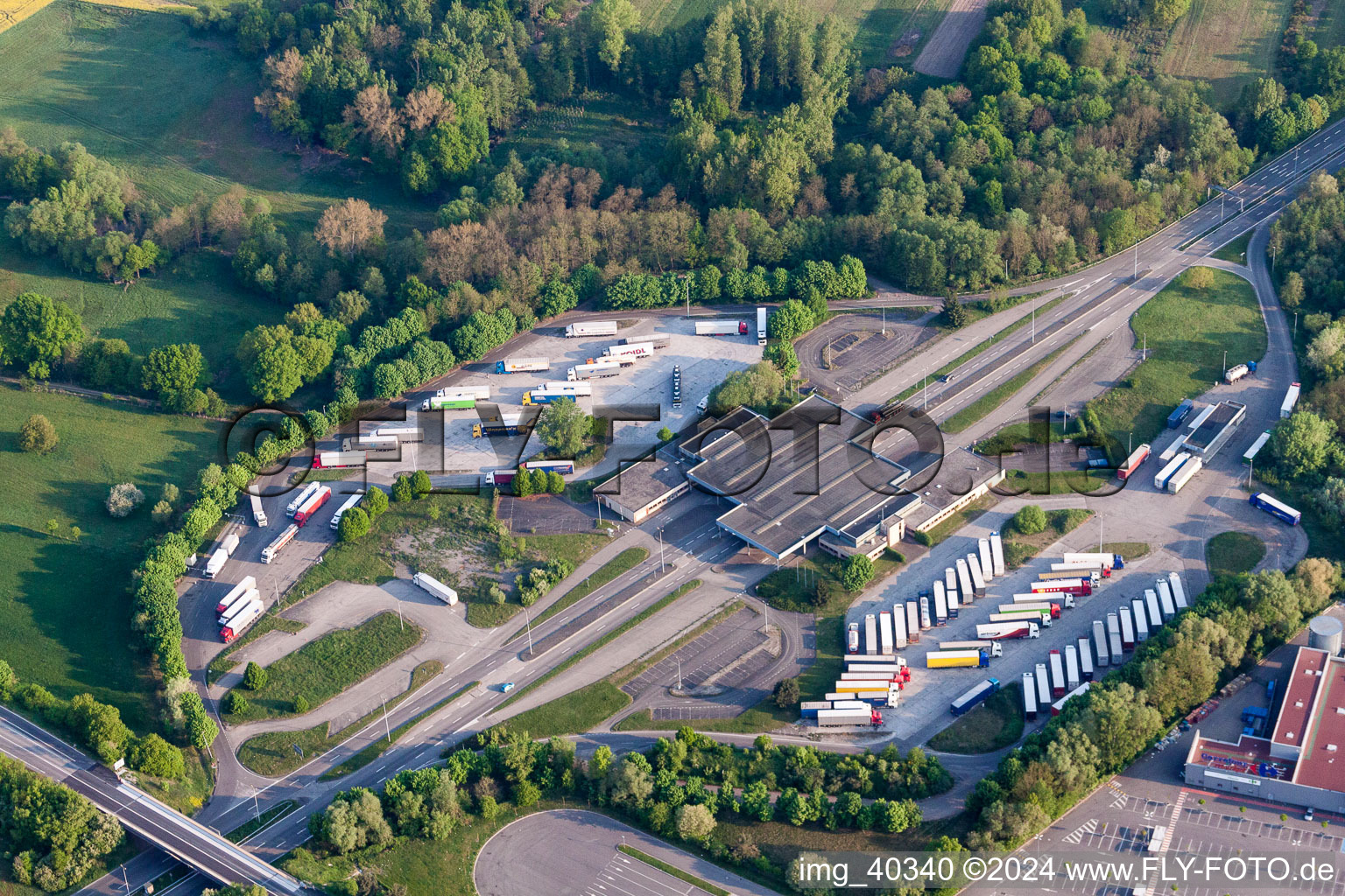 Vue aérienne de Aires de stationnement pour camions et entrepôts en plein air à l'ancien poste frontière Lauterbourg, aujourd'hui commissariat fédéral de Bienwald à Scheibenhard à Lauterbourg dans le département Bas Rhin, France