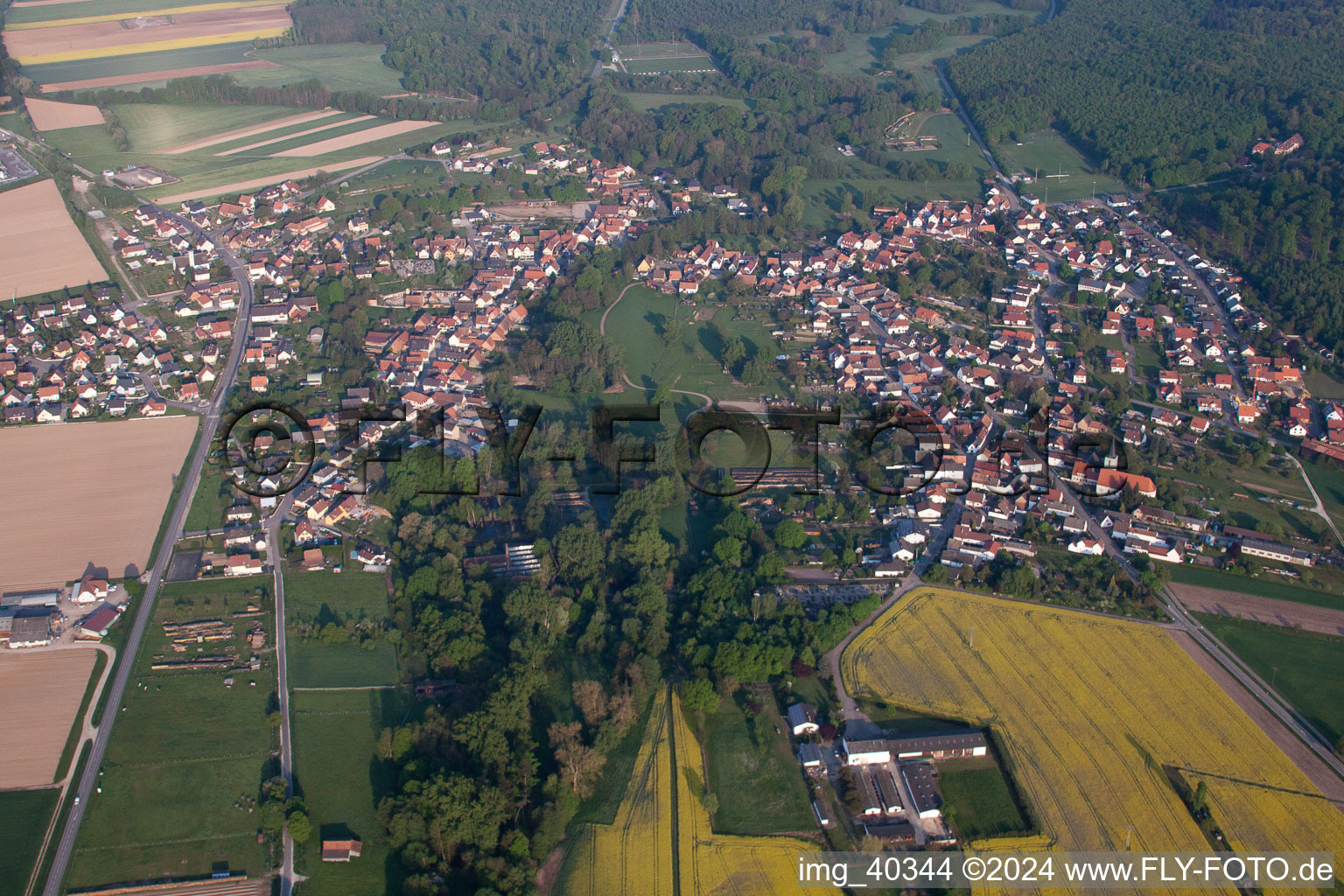 Scheibenhardt dans le département Rhénanie-Palatinat, Allemagne du point de vue du drone