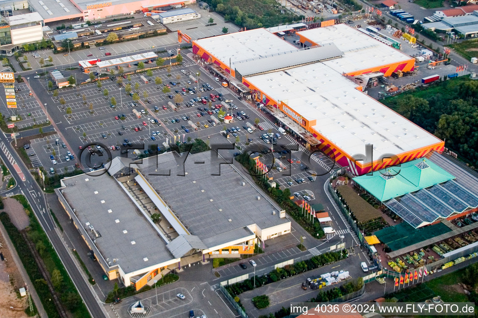 Vue aérienne de Quincaillerie du siège social de Hornbach dans la zone industrielle Bornheim à Bornheim dans le département Rhénanie-Palatinat, Allemagne