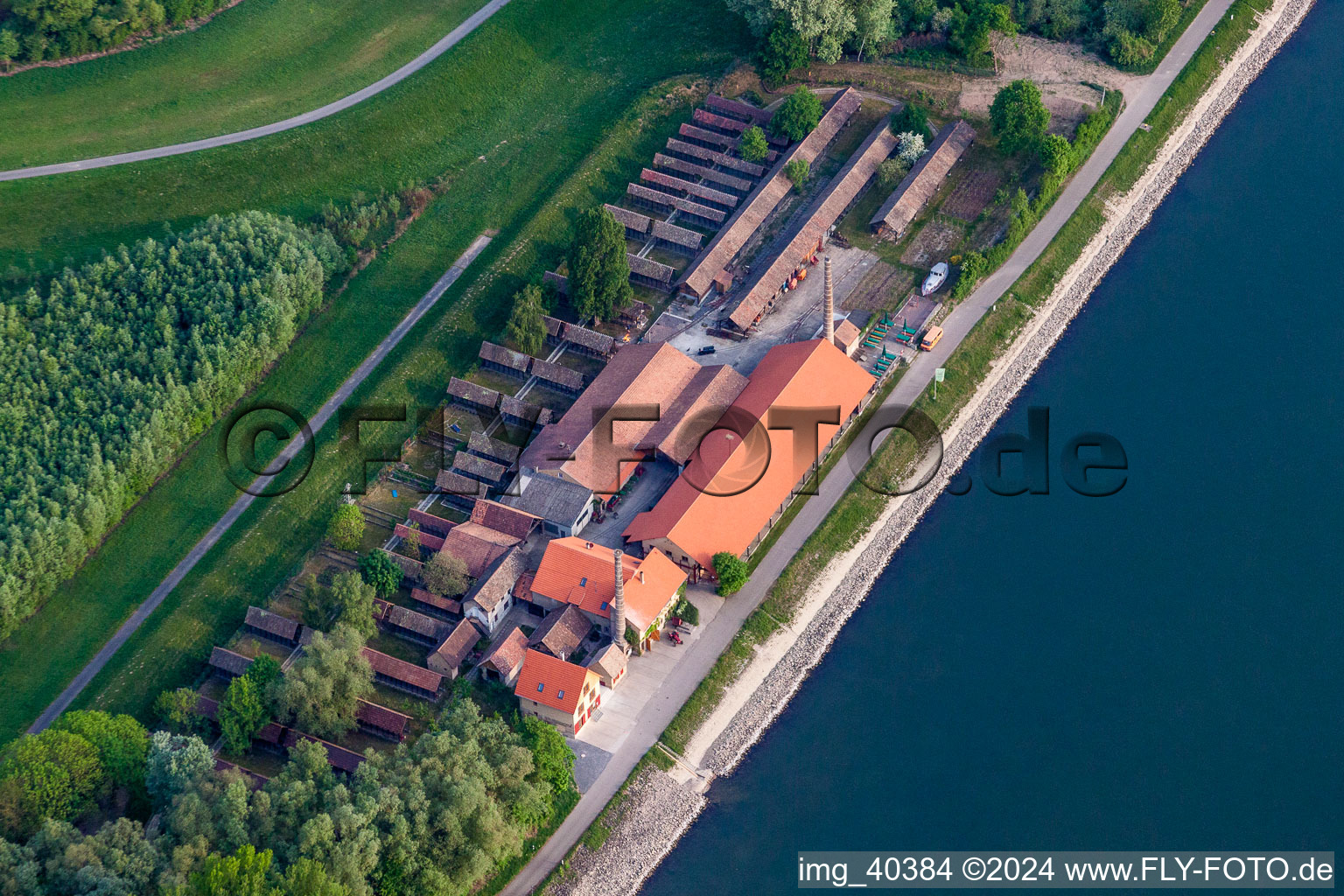 Vue aérienne de Ensemble de bâtiments du musée Musée de la briqueterie de Sondernheim au bord du Rhin à Germersheim dans le département Rhénanie-Palatinat, Allemagne