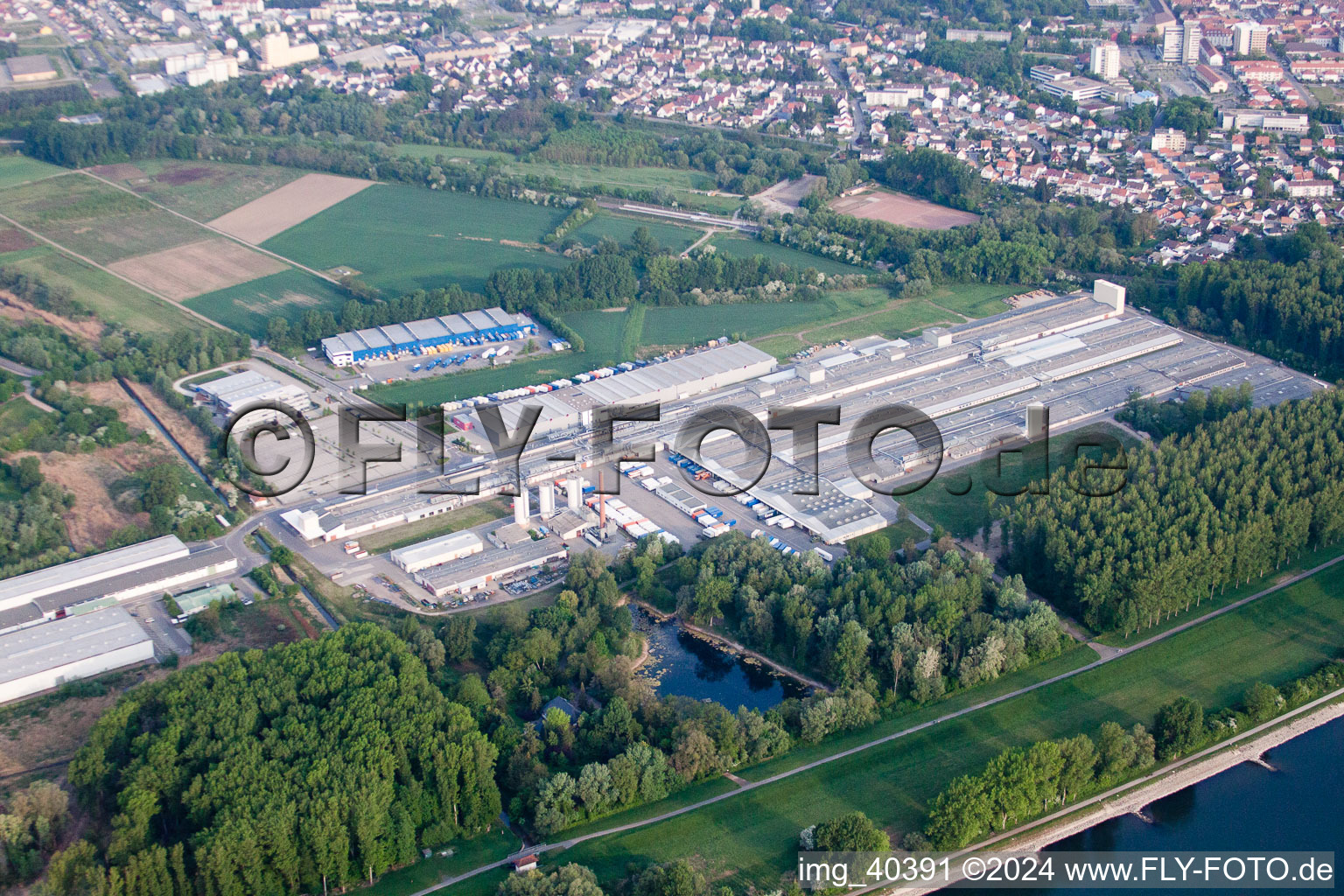 Zone industrielle de Nolde à Germersheim dans le département Rhénanie-Palatinat, Allemagne hors des airs