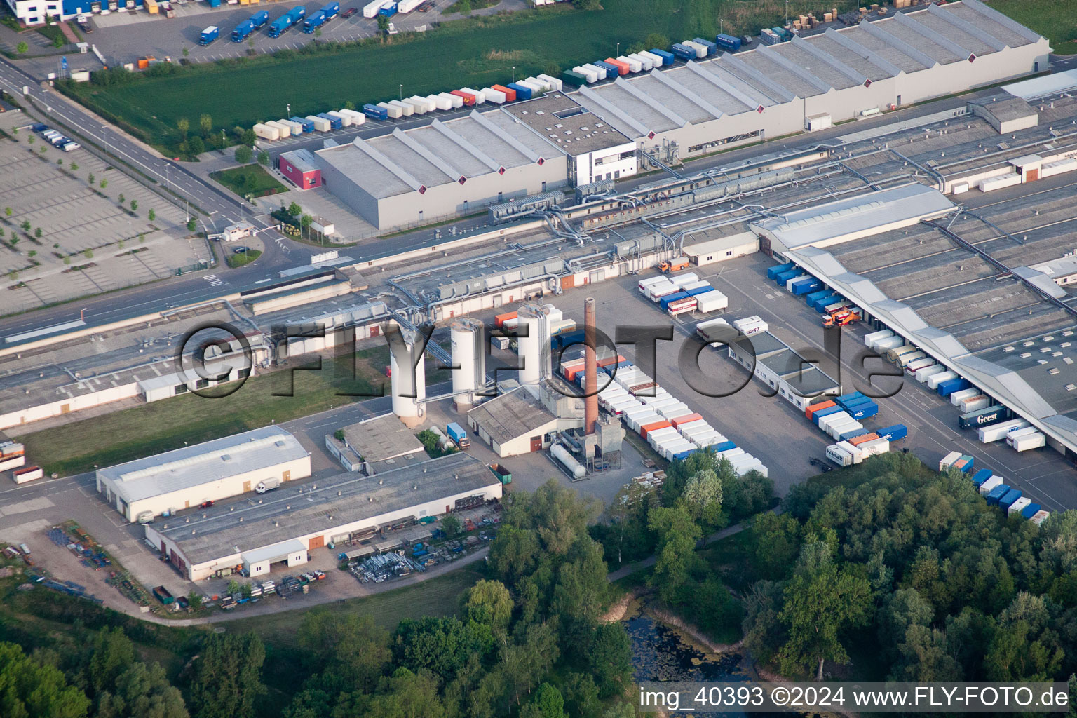 Zone industrielle de Nolde à Germersheim dans le département Rhénanie-Palatinat, Allemagne depuis l'avion