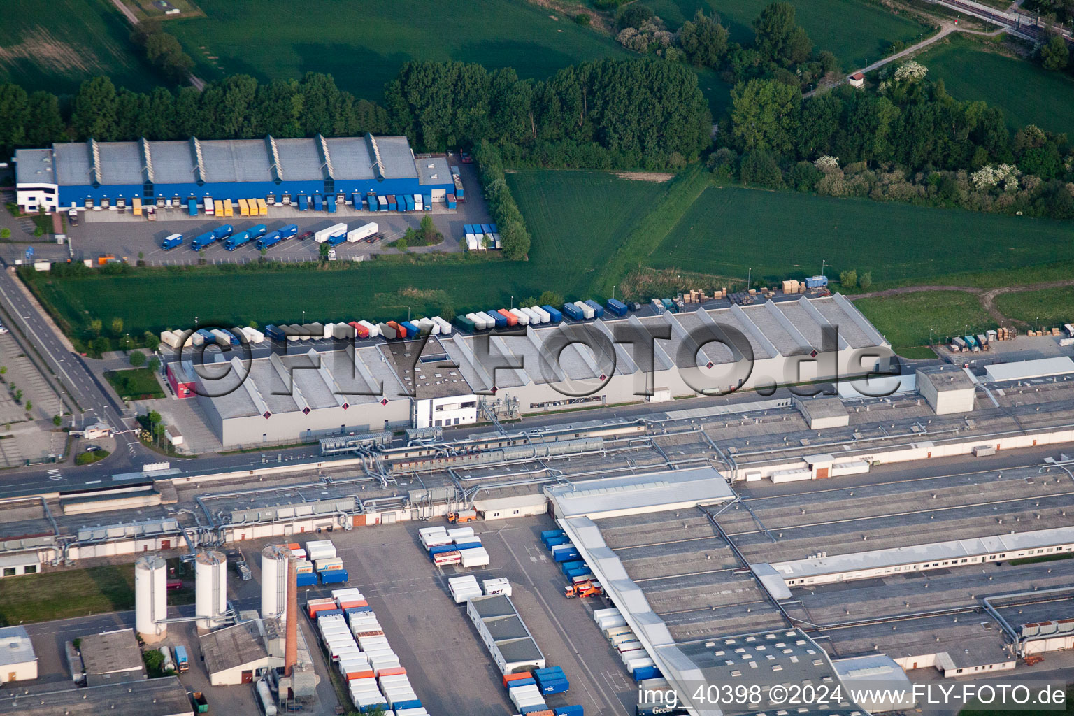 Zone industrielle de Nolde à Germersheim dans le département Rhénanie-Palatinat, Allemagne du point de vue du drone