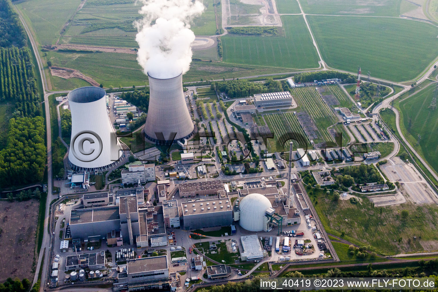 Vue oblique de Colonne de vapeur au-dessus de la tour de refroidissement de la centrale nucléaire d'EnBW Kernkraft GmbH sur le Rheinschanzinsel sur le Rhin à Philippsburg dans le département Bade-Wurtemberg, Allemagne