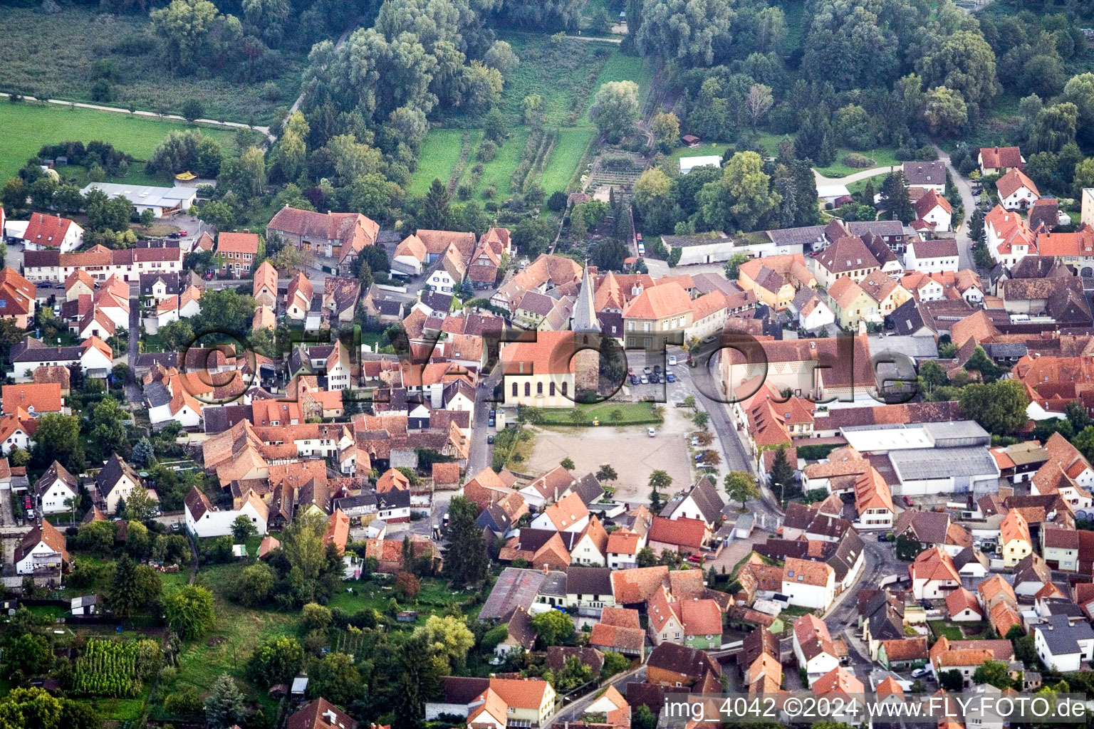 Vue aérienne de Vue sur le village à le quartier Godramstein in Landau in der Pfalz dans le département Rhénanie-Palatinat, Allemagne