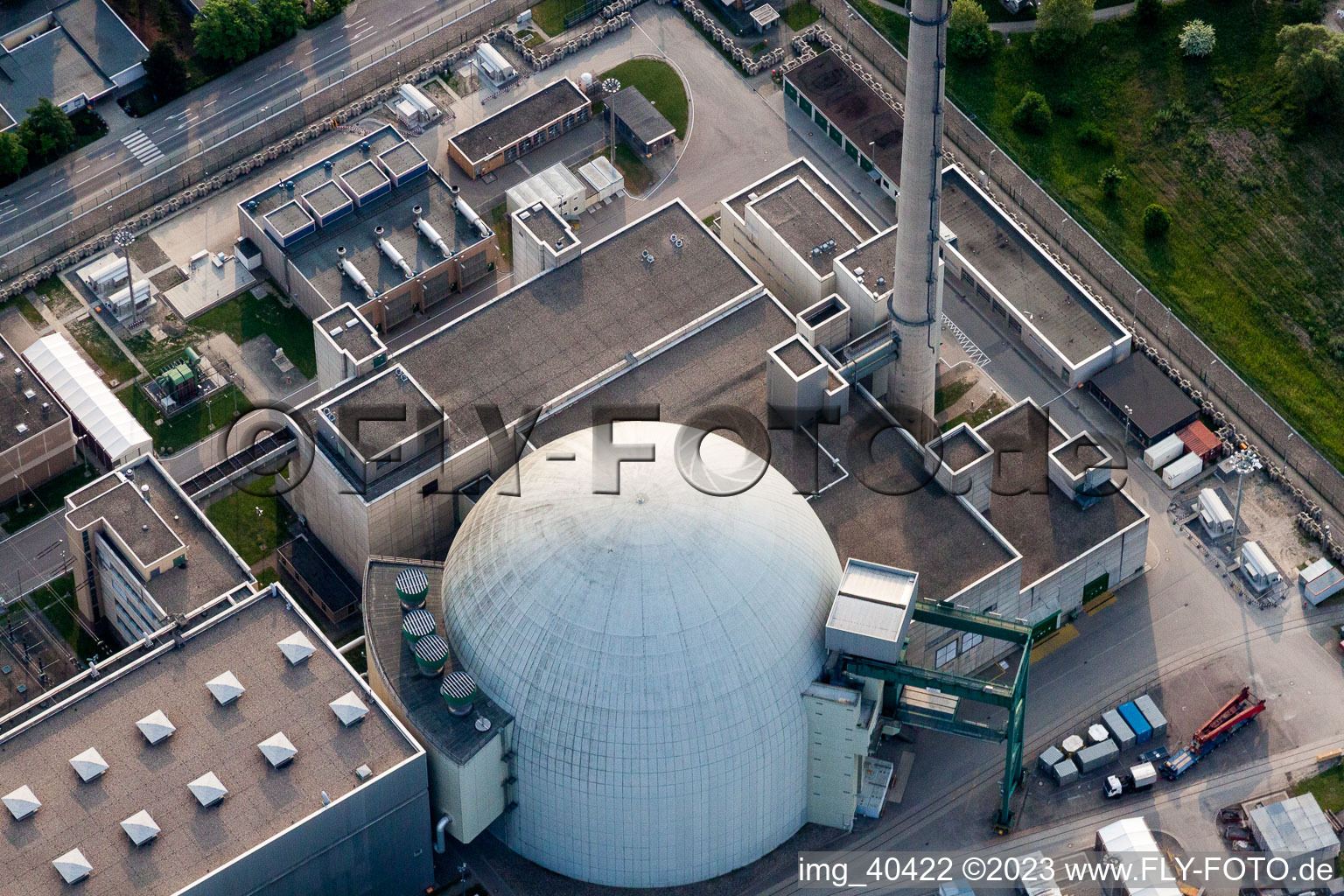 Vue aérienne de Blocs de réacteurs, structures et systèmes de tour de refroidissement de la centrale nucléaire - centrale nucléaire - centrale nucléaire d'EnBW Kernkraft GmbH, centrale nucléaire Philippsburg sur l'île de Rheinschanz à Philippsburg dans le département Bade-Wurtemberg, Allemagne