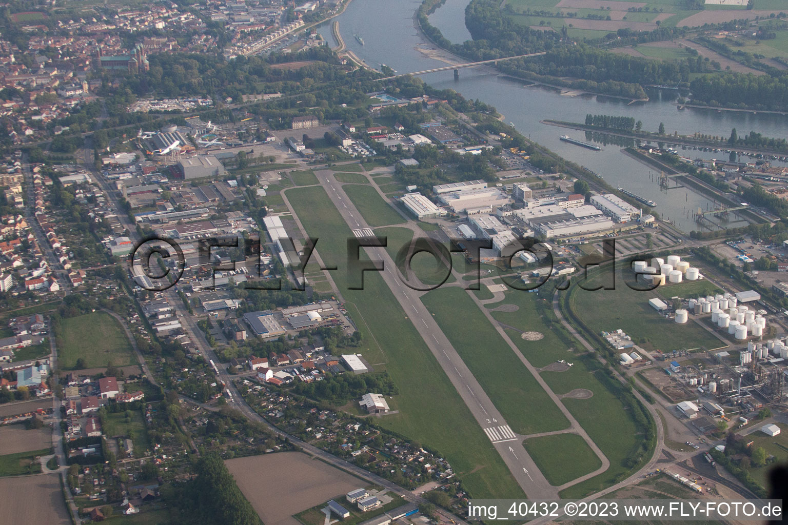 Enregistrement par drone de Aérodrome à Speyer dans le département Rhénanie-Palatinat, Allemagne