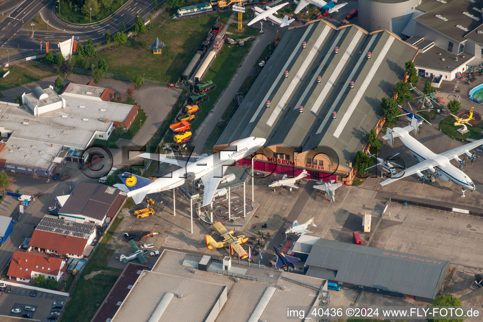 Exposition extérieure d'avions et de navires au Musée de la Technologie Speyer à Speyer dans le département Rhénanie-Palatinat, Allemagne d'en haut