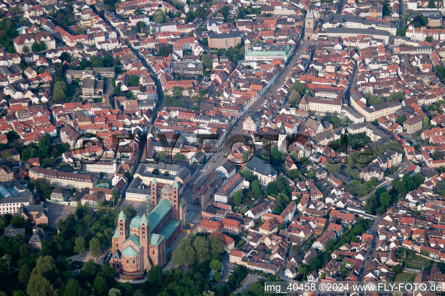 Vue oblique de Bâtiment de l'église de la cathédrale dans la vieille ville à Speyer dans le département Rhénanie-Palatinat, Allemagne