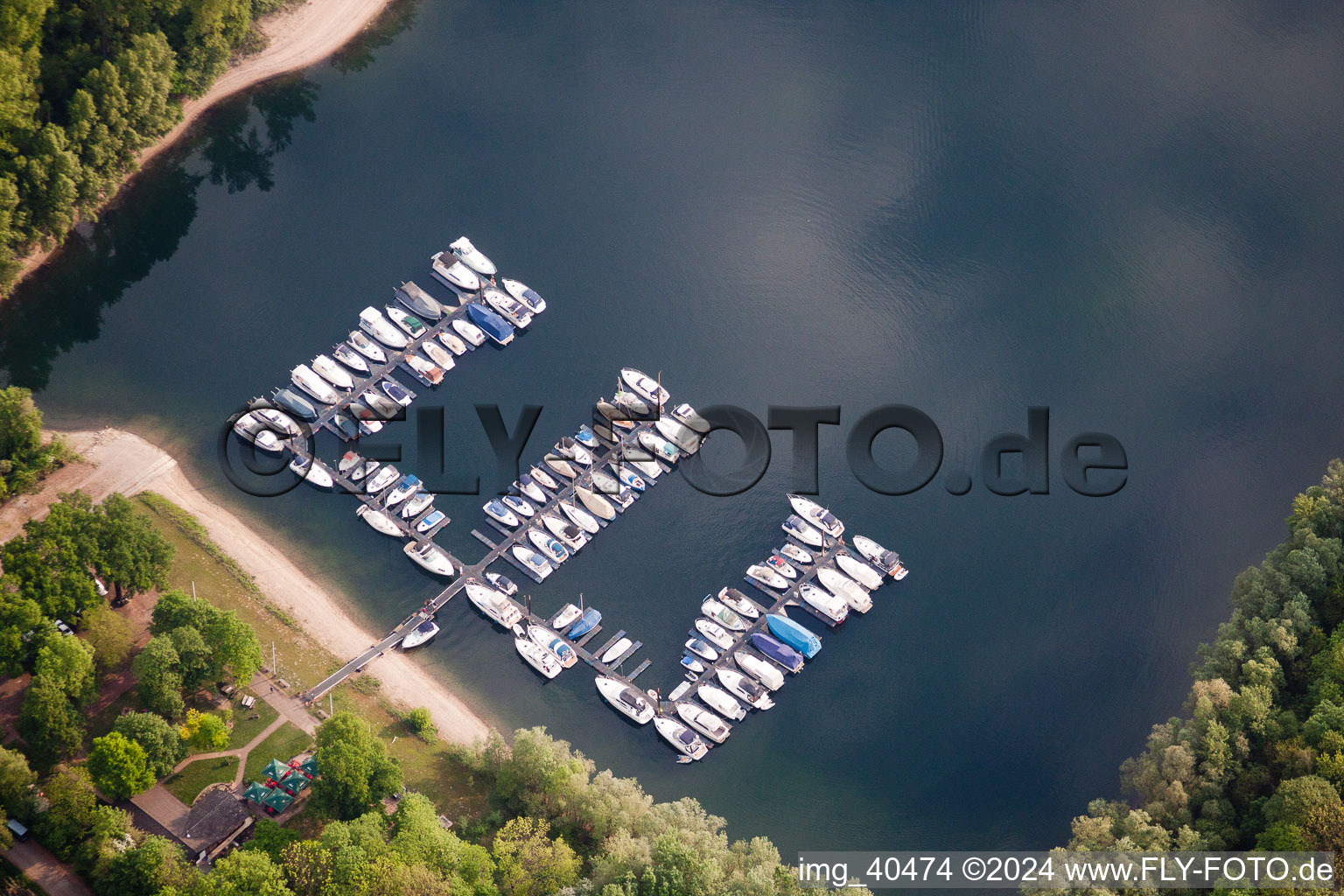 Vue aérienne de Amarrages pour bateaux de sport et amarrages sur la rive de l'Angelhofer Altrhein à Otterstadt dans le département Rhénanie-Palatinat, Allemagne