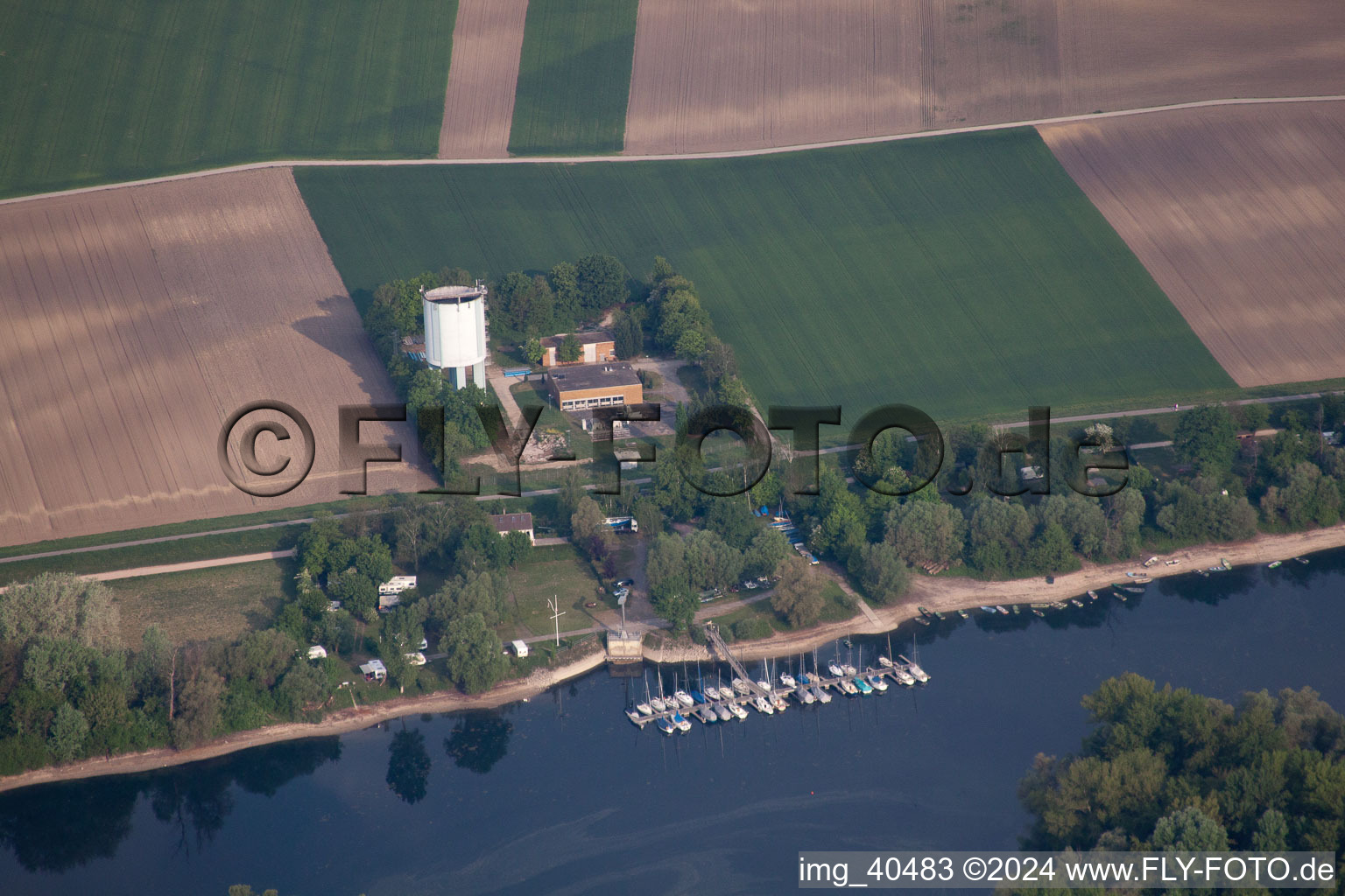 Otterstadt dans le département Rhénanie-Palatinat, Allemagne du point de vue du drone