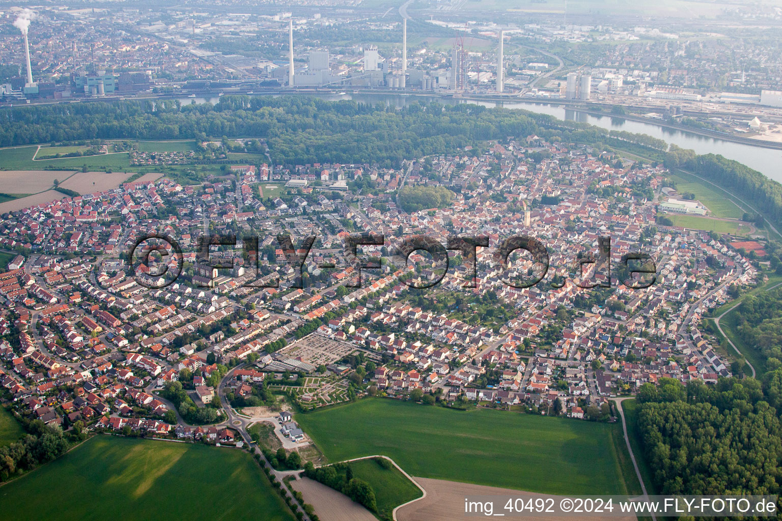 Vue des rues et des maisons des quartiers résidentiels à Altrip dans le département Rhénanie-Palatinat, Allemagne hors des airs