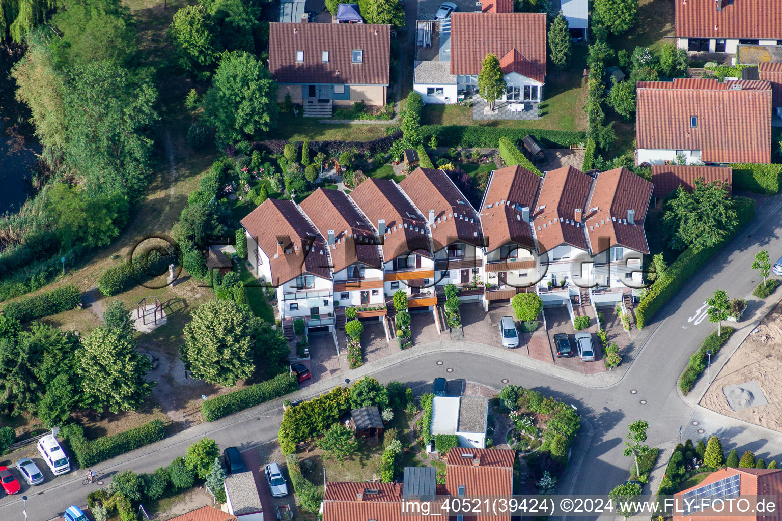 Vue aérienne de Villas dans le quartier résidentiel d'un lotissement de maisons unifamiliales à Tongruben à Rheinzabern dans le département Rhénanie-Palatinat, Allemagne
