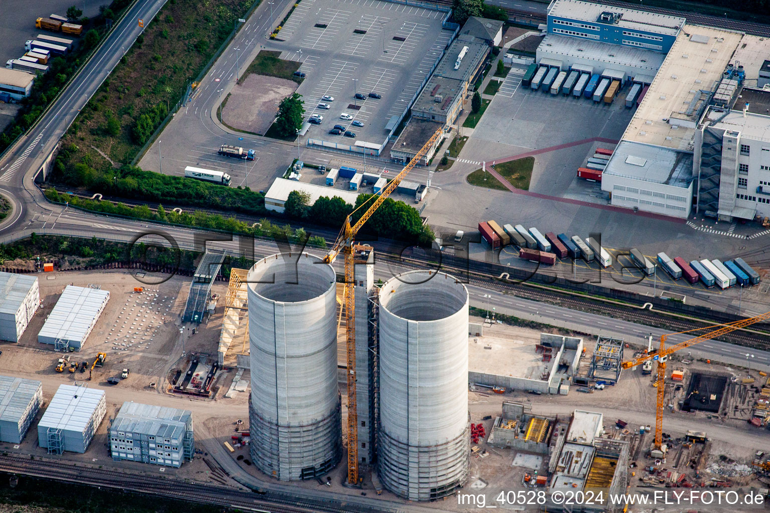 Chantier pour la nouvelle construction de la centrale électrique et des tours d'échappement de la centrale thermique GKM bloc 6 dans le district de Neckarau à le quartier Rheinau in Mannheim dans le département Bade-Wurtemberg, Allemagne d'en haut