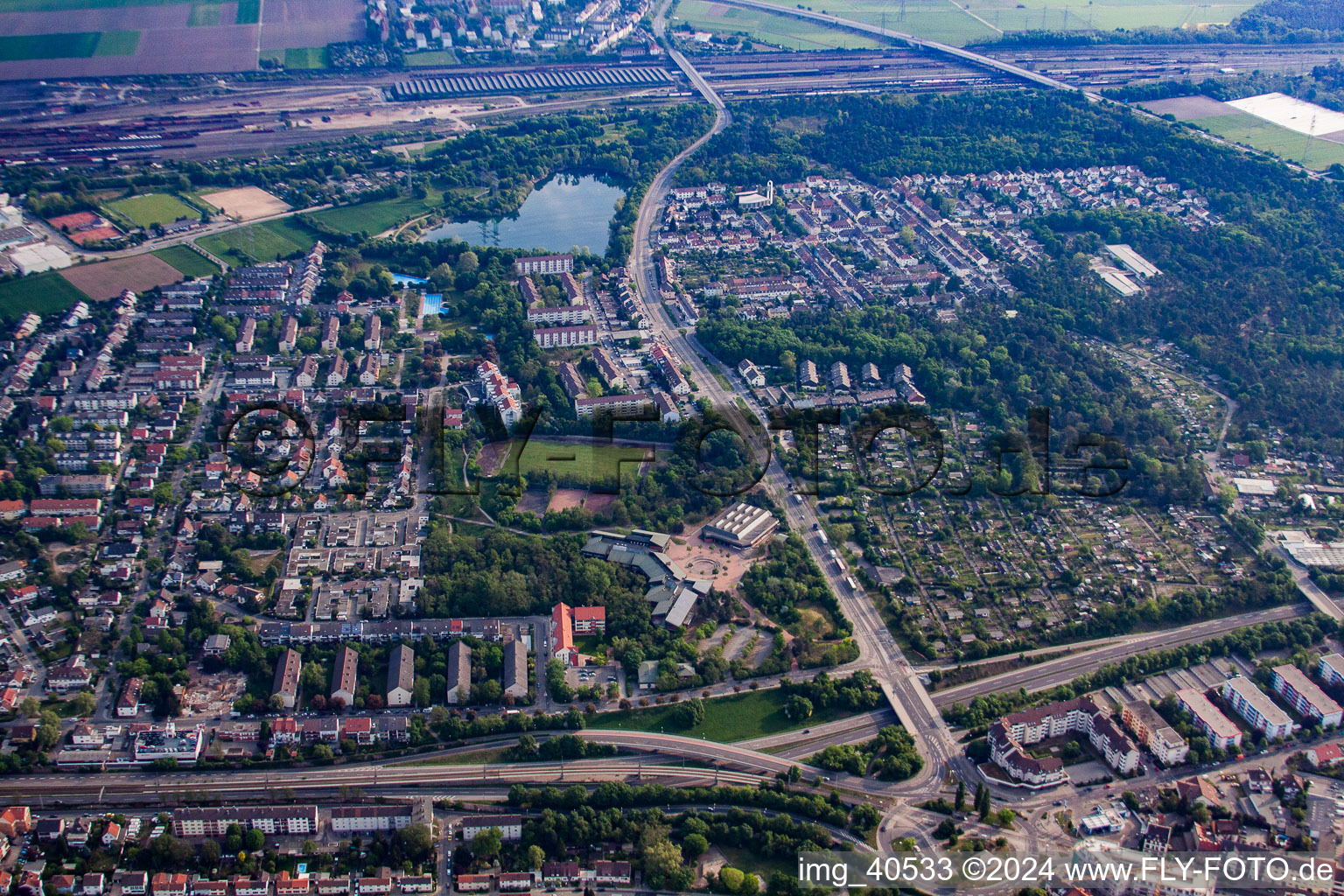 Vue aérienne de Pfingstberg à le quartier Rheinau in Mannheim dans le département Bade-Wurtemberg, Allemagne