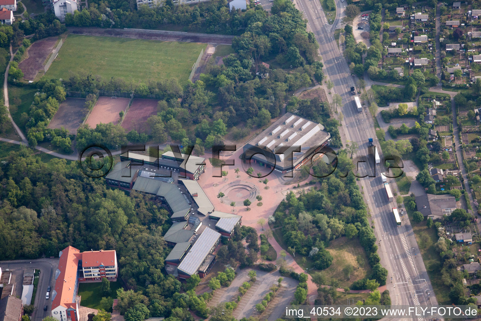 Vue aérienne de Lycée Konrad Duden à le quartier Rheinau in Mannheim dans le département Bade-Wurtemberg, Allemagne