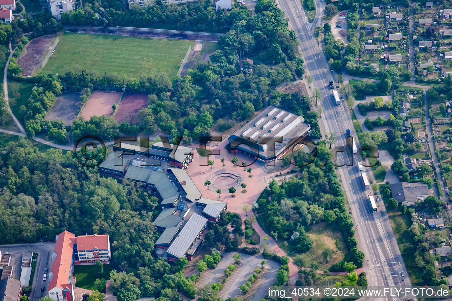 Vue aérienne de Lycée Konrad Duden à le quartier Rheinau in Mannheim dans le département Bade-Wurtemberg, Allemagne