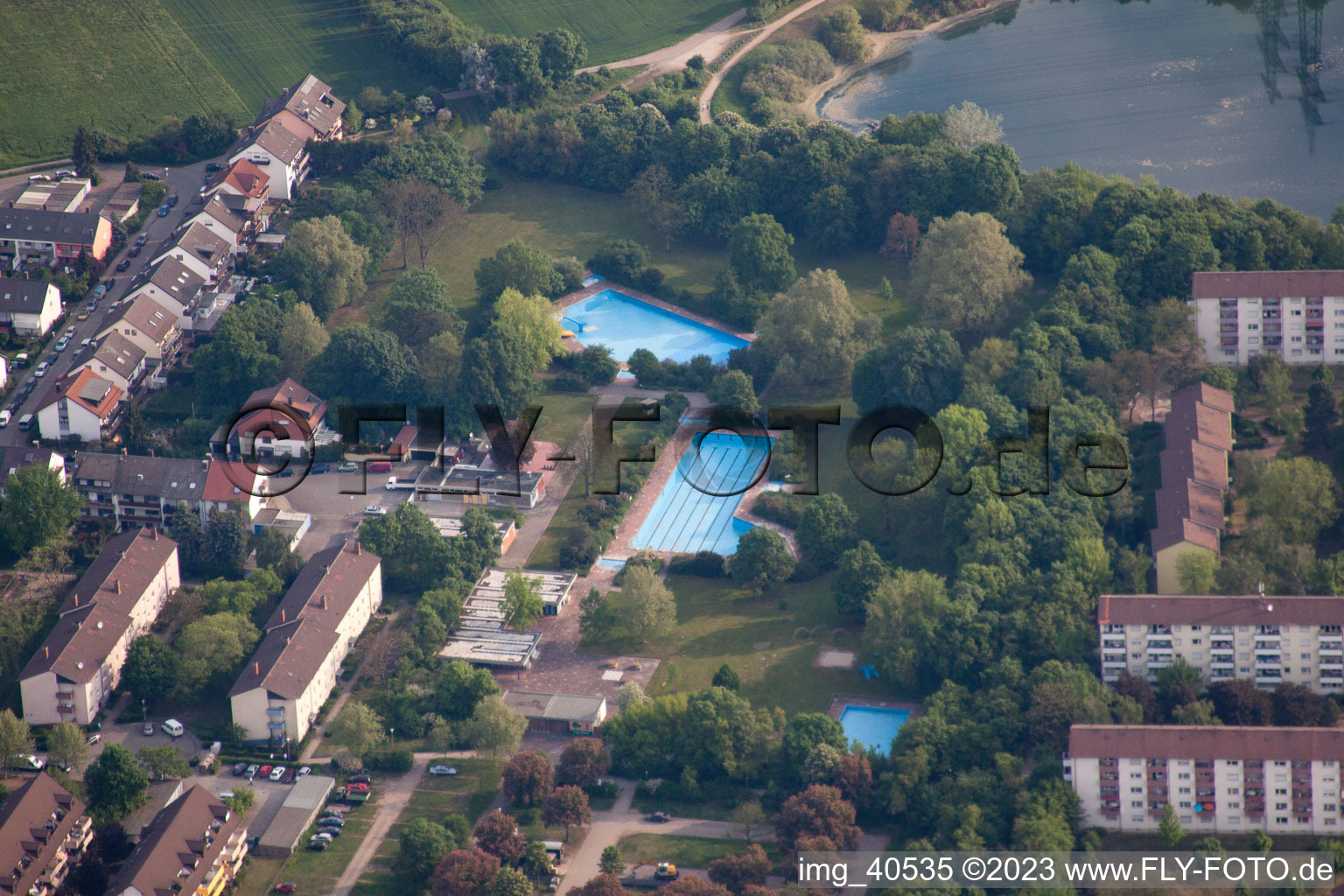 Vue aérienne de Piscine du parc à le quartier Rheinau in Mannheim dans le département Bade-Wurtemberg, Allemagne