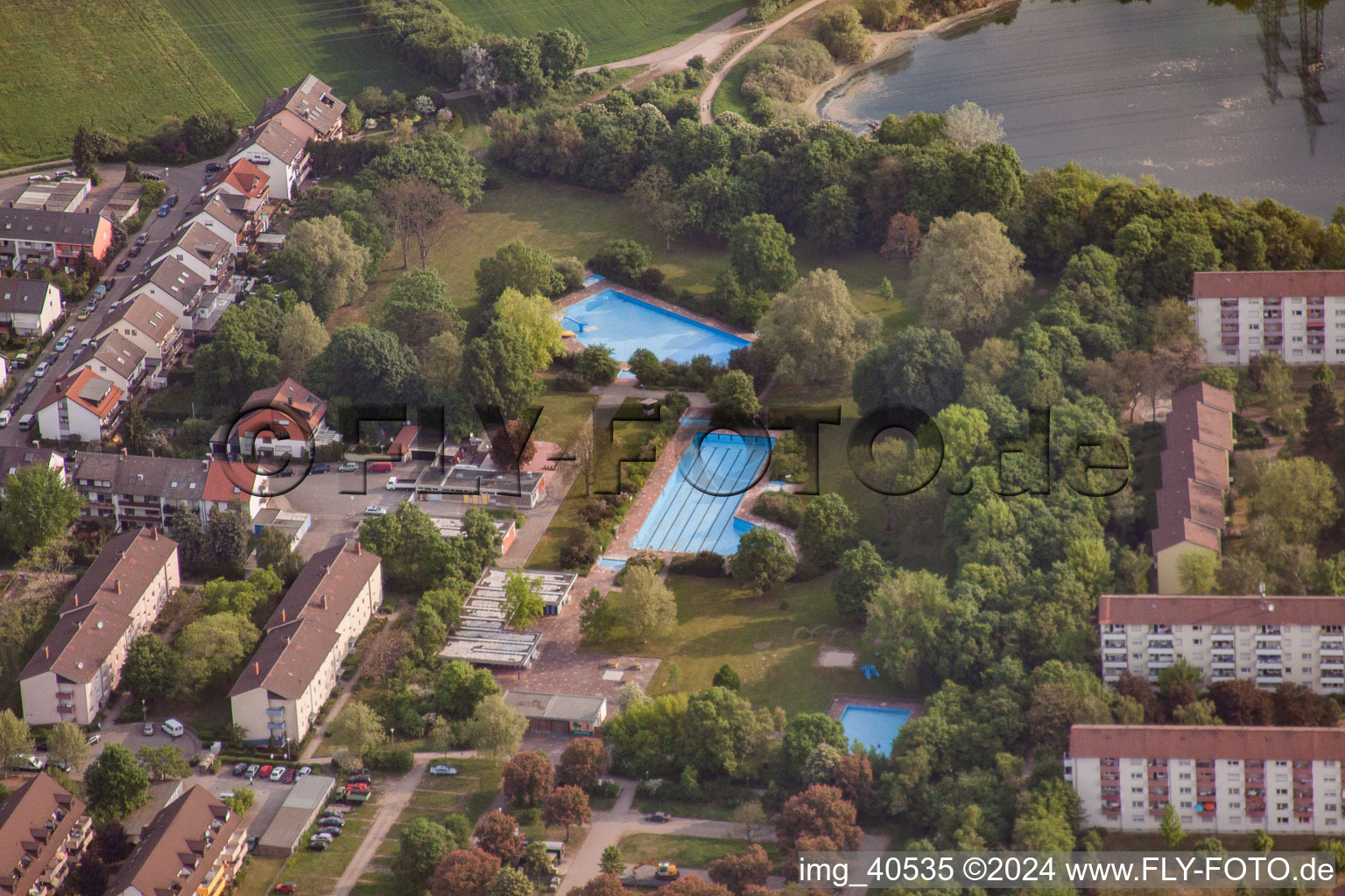 Vue aérienne de Piscine du parc à le quartier Rheinau in Mannheim dans le département Bade-Wurtemberg, Allemagne