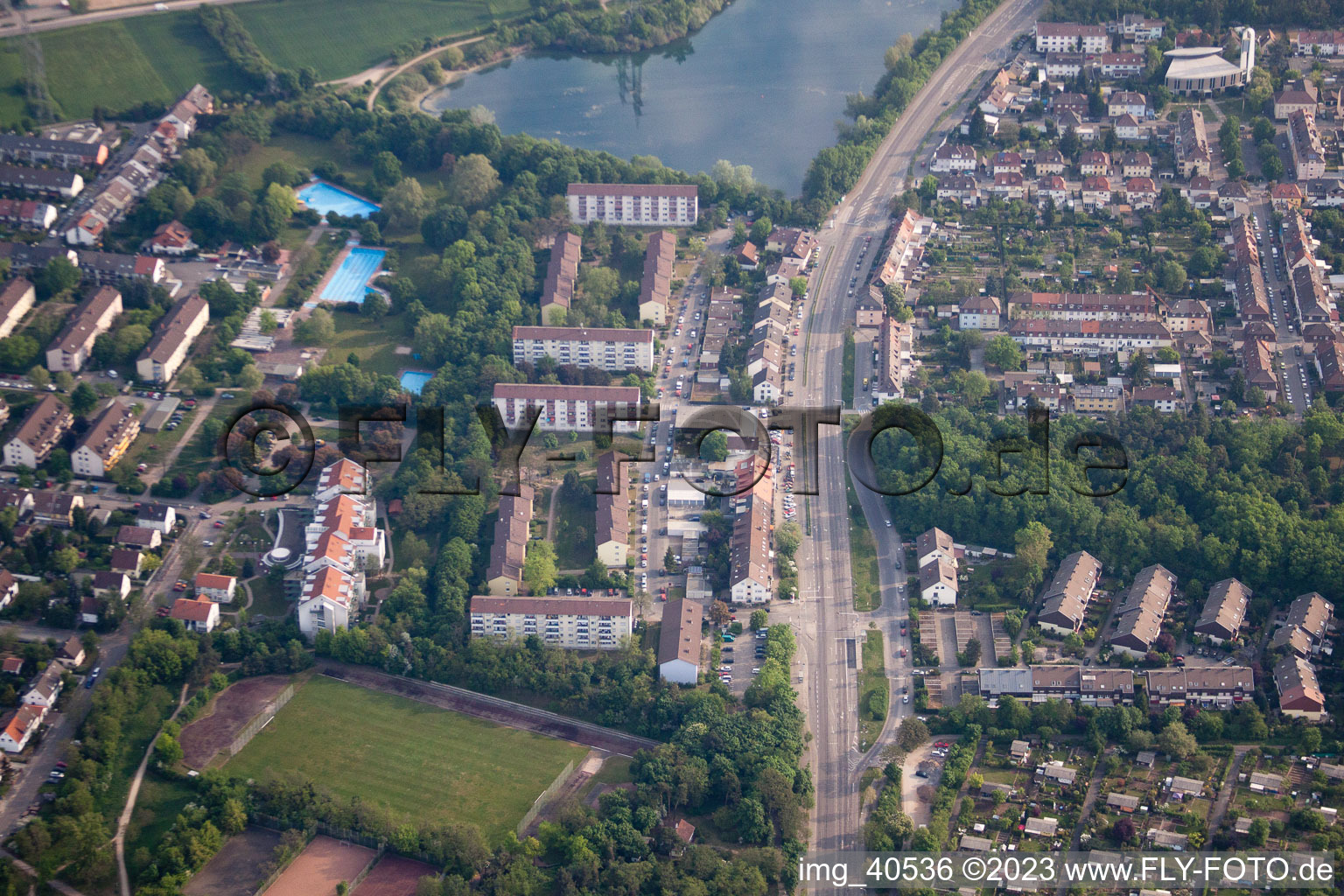 Vue aérienne de Étang du Pfingstberg à le quartier Rheinau in Mannheim dans le département Bade-Wurtemberg, Allemagne