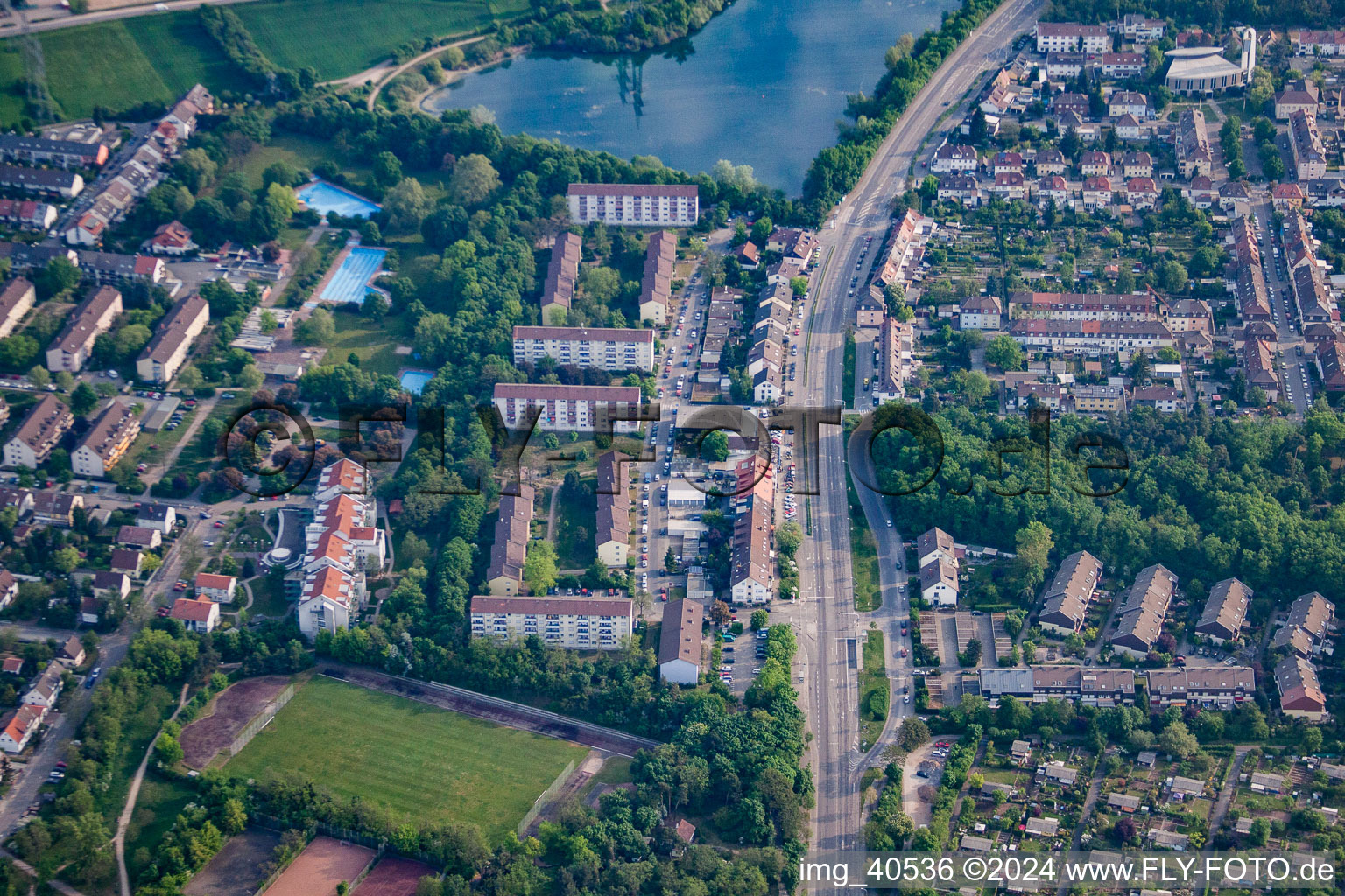 Vue aérienne de Étang du Pfingstberg à le quartier Rheinau in Mannheim dans le département Bade-Wurtemberg, Allemagne