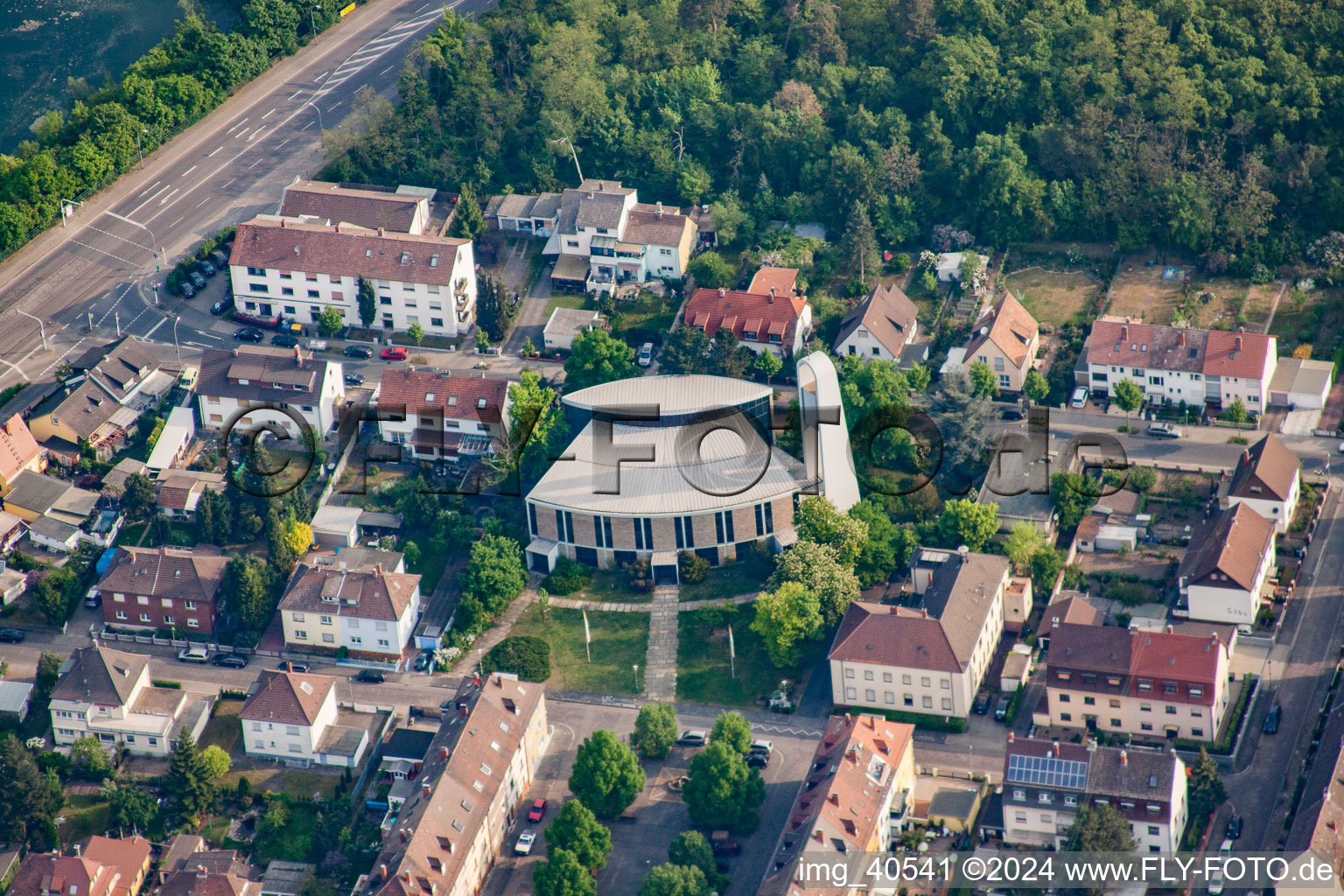 Vue aérienne de Sainte Thérèse à le quartier Rheinau in Mannheim dans le département Bade-Wurtemberg, Allemagne