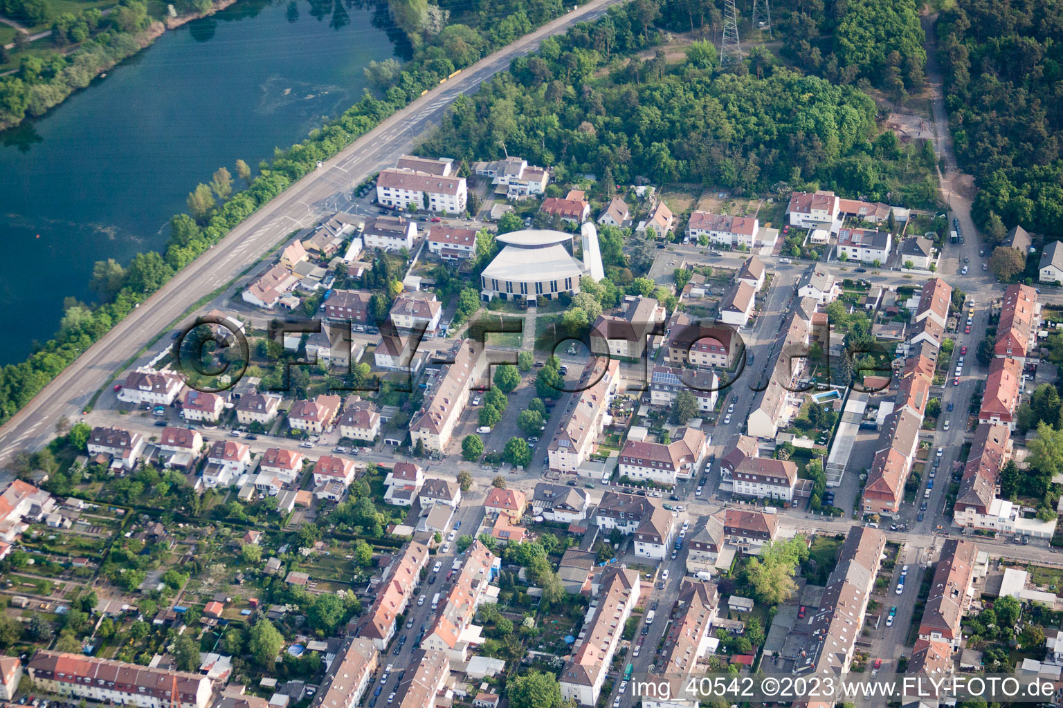 Vue aérienne de Sainte Thérèse à le quartier Rheinau in Mannheim dans le département Bade-Wurtemberg, Allemagne