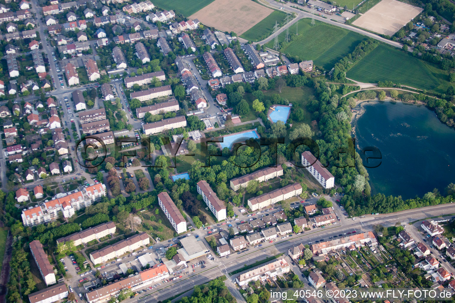 Vue aérienne de Piscine du parc à le quartier Rheinau in Mannheim dans le département Bade-Wurtemberg, Allemagne