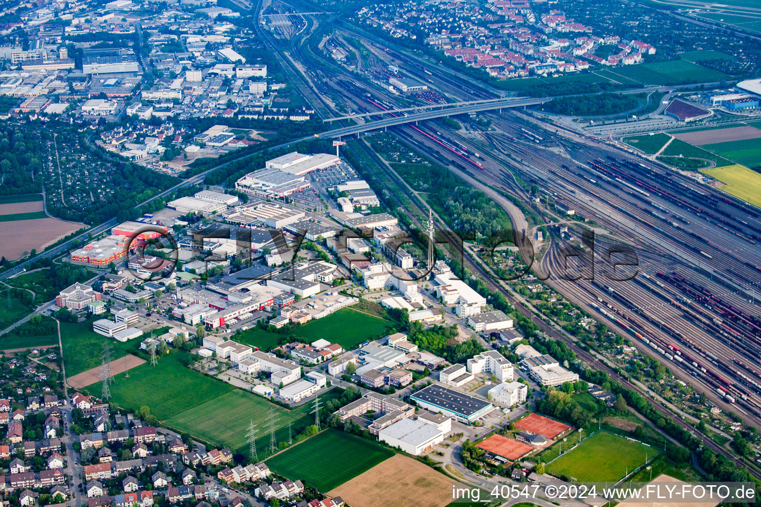 Vue aérienne de Zone industrielle Malaustr à le quartier Rheinau in Mannheim dans le département Bade-Wurtemberg, Allemagne