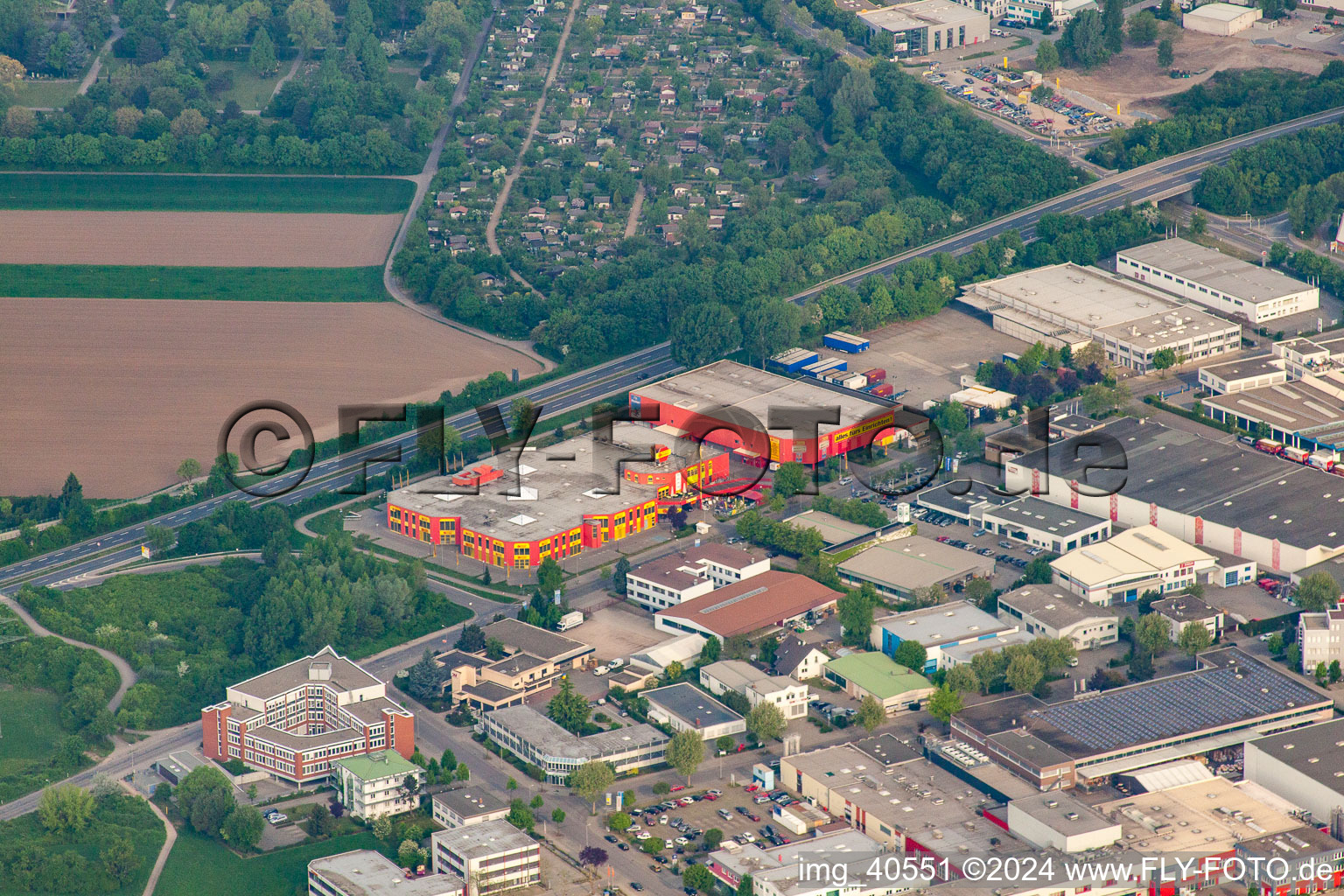 Vue aérienne de POCO Mannheim à le quartier Rheinau in Mannheim dans le département Bade-Wurtemberg, Allemagne