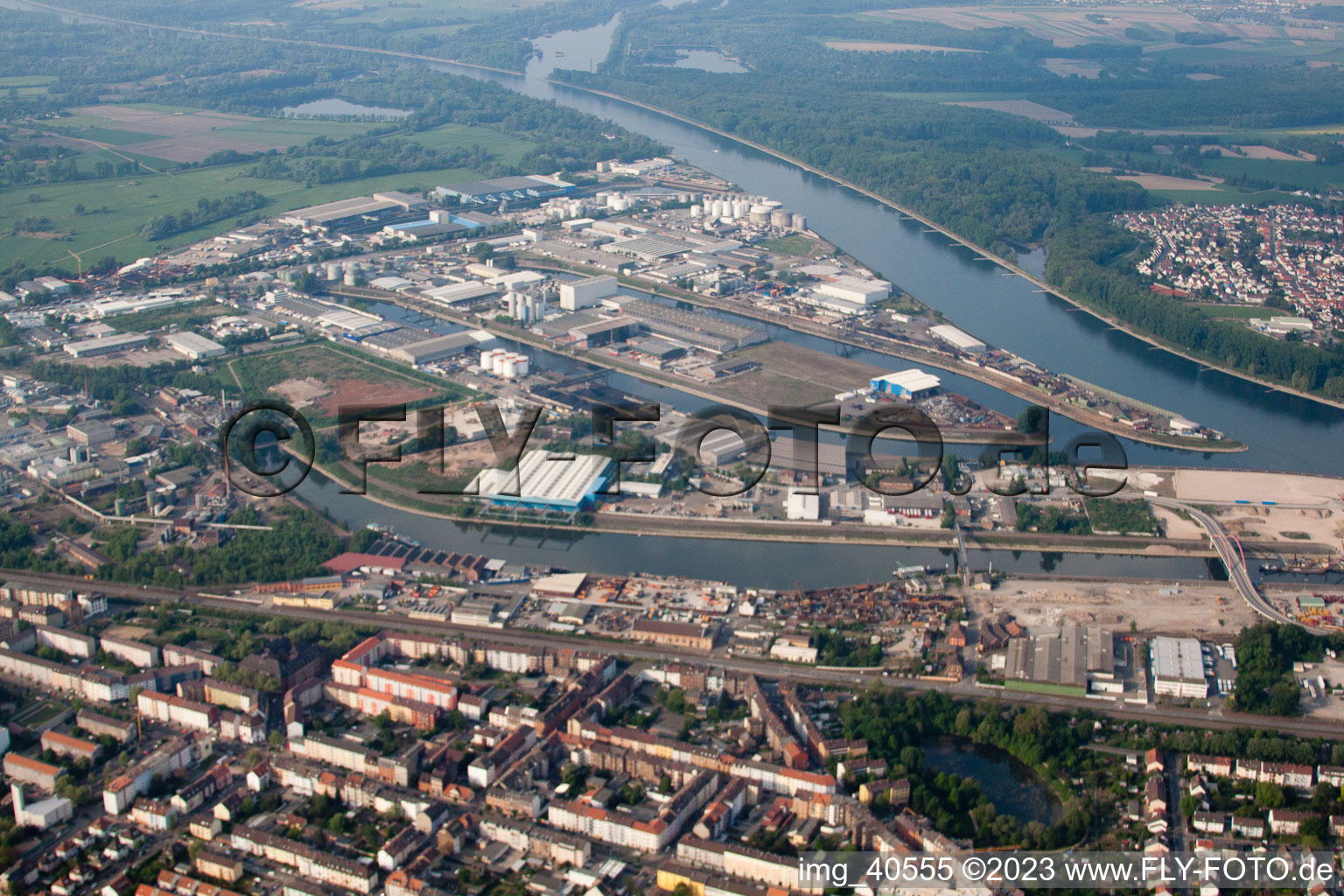 Vue aérienne de Port à le quartier Rheinau in Mannheim dans le département Bade-Wurtemberg, Allemagne