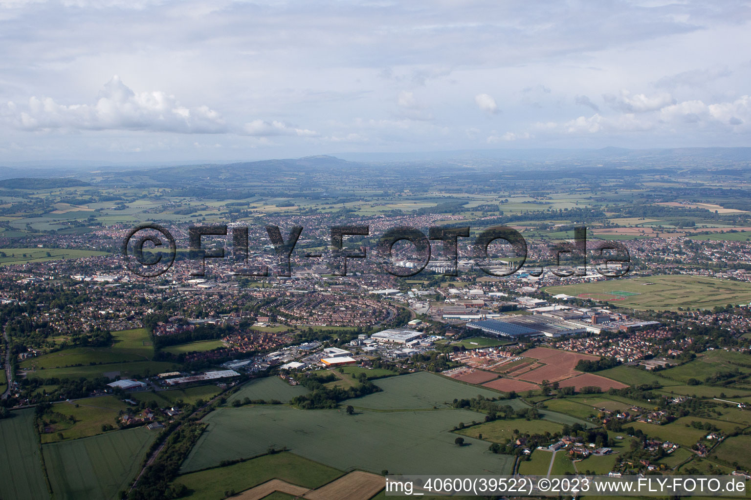 Vue aérienne de 2. Possibilité de ravitaillement avec aire d'atterrissage sur le terrain de sport/golf à Sutton dans le département Angleterre, Grande Bretagne